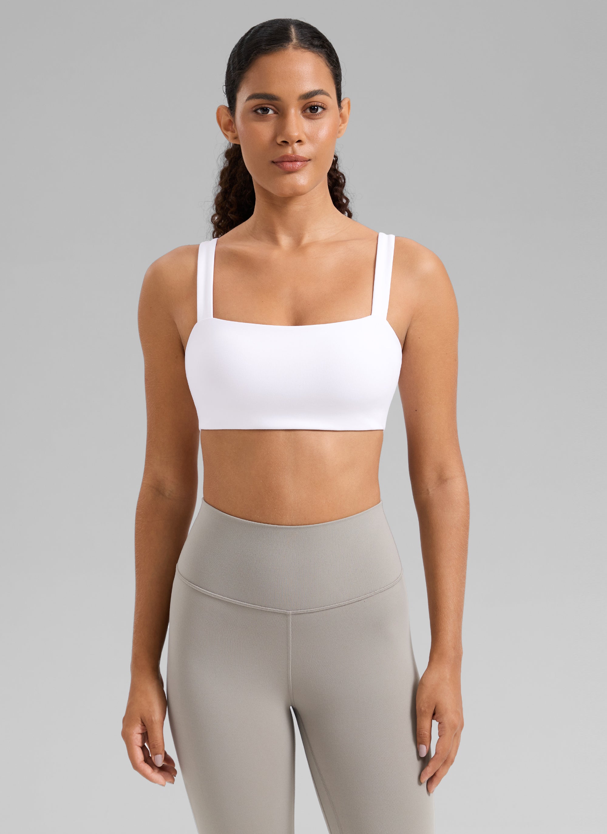 CRZ YOGA Dame Butterlift Trenings-Sports-BH med Firkantet Utringning og Innebygd BH Hvit @model_info:Gabi