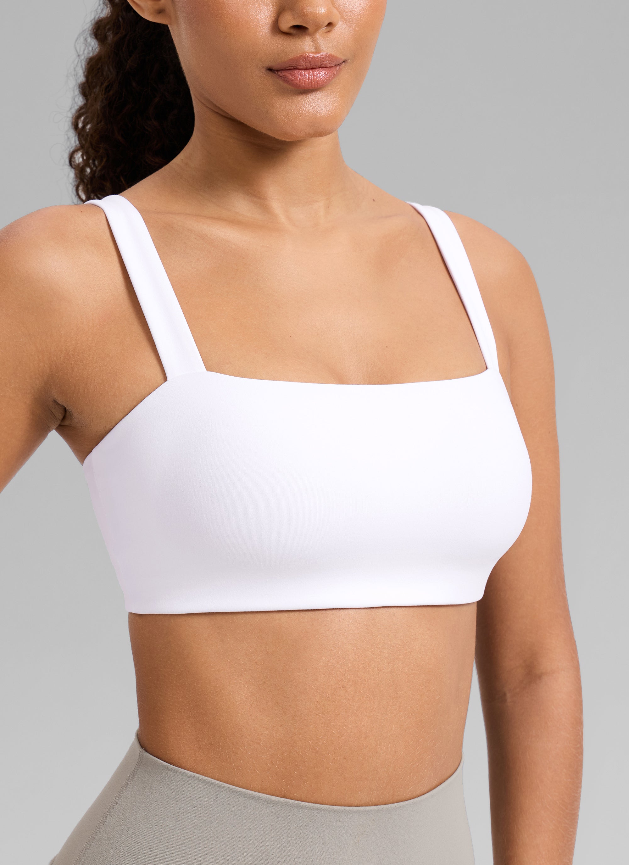 CRZ YOGA Dame Butterlift Trenings-Sports-BH med Firkantet Utringning og Innebygd BH Hvit @model_info:Gabi