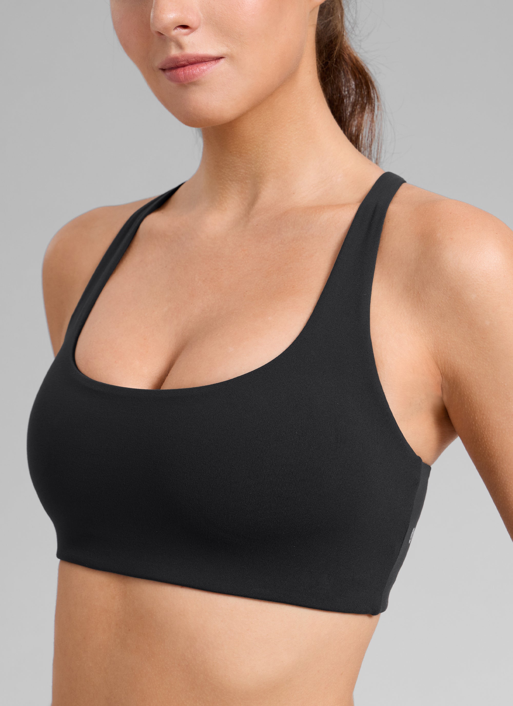 CRZ YOGA Reggiseno sportivo da allenamento da donna " Butterlift " con spalline incrociate e reggiseno integrato, nero @model_info:Gelya