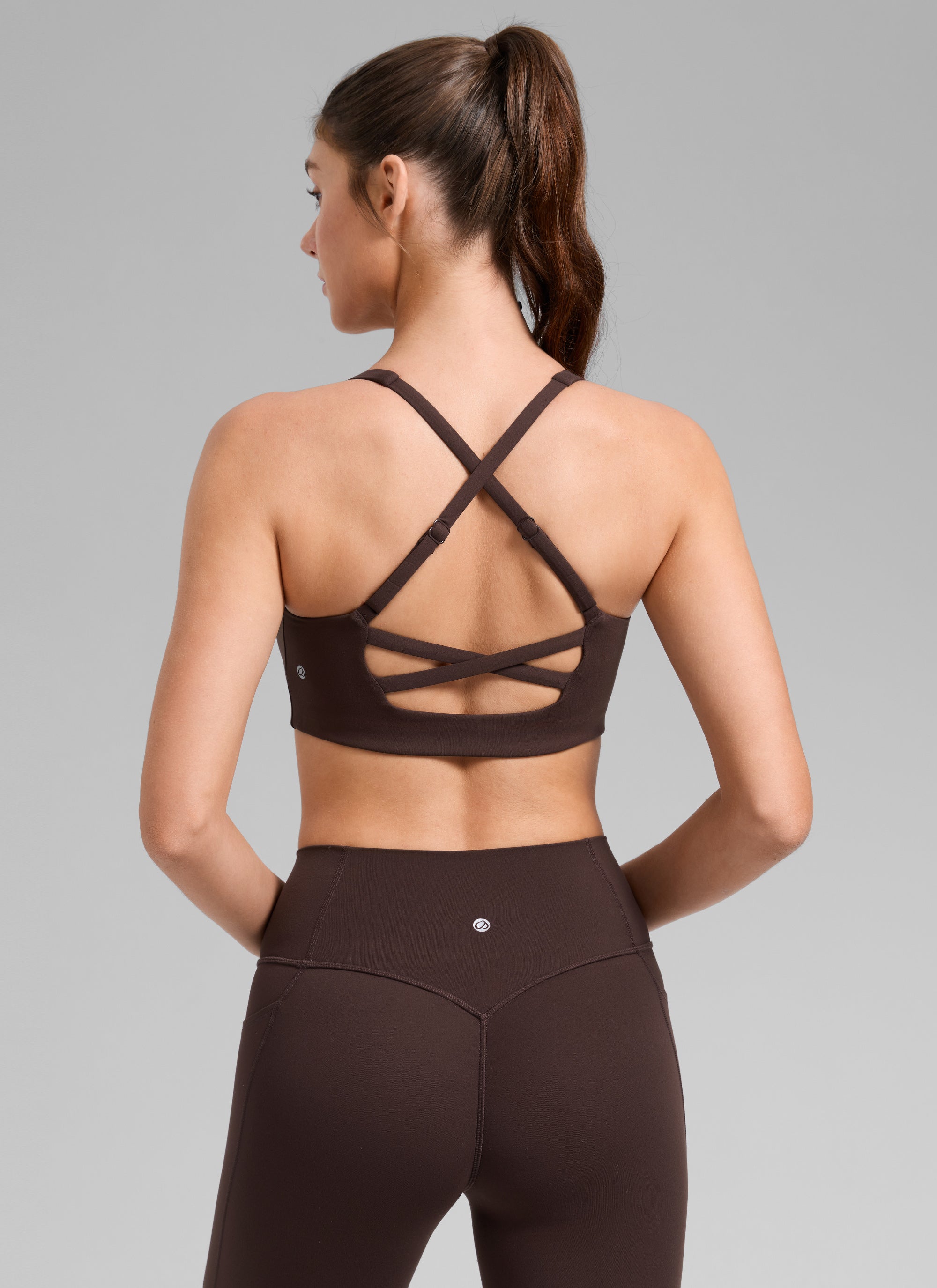 CRZ YOGA Reggiseno sportivo da allenamento da donna con spalline incrociate sul dorso e imbottitura integrata " Butterlift ", colore Hot Fudge Brown @model_info:Gelya