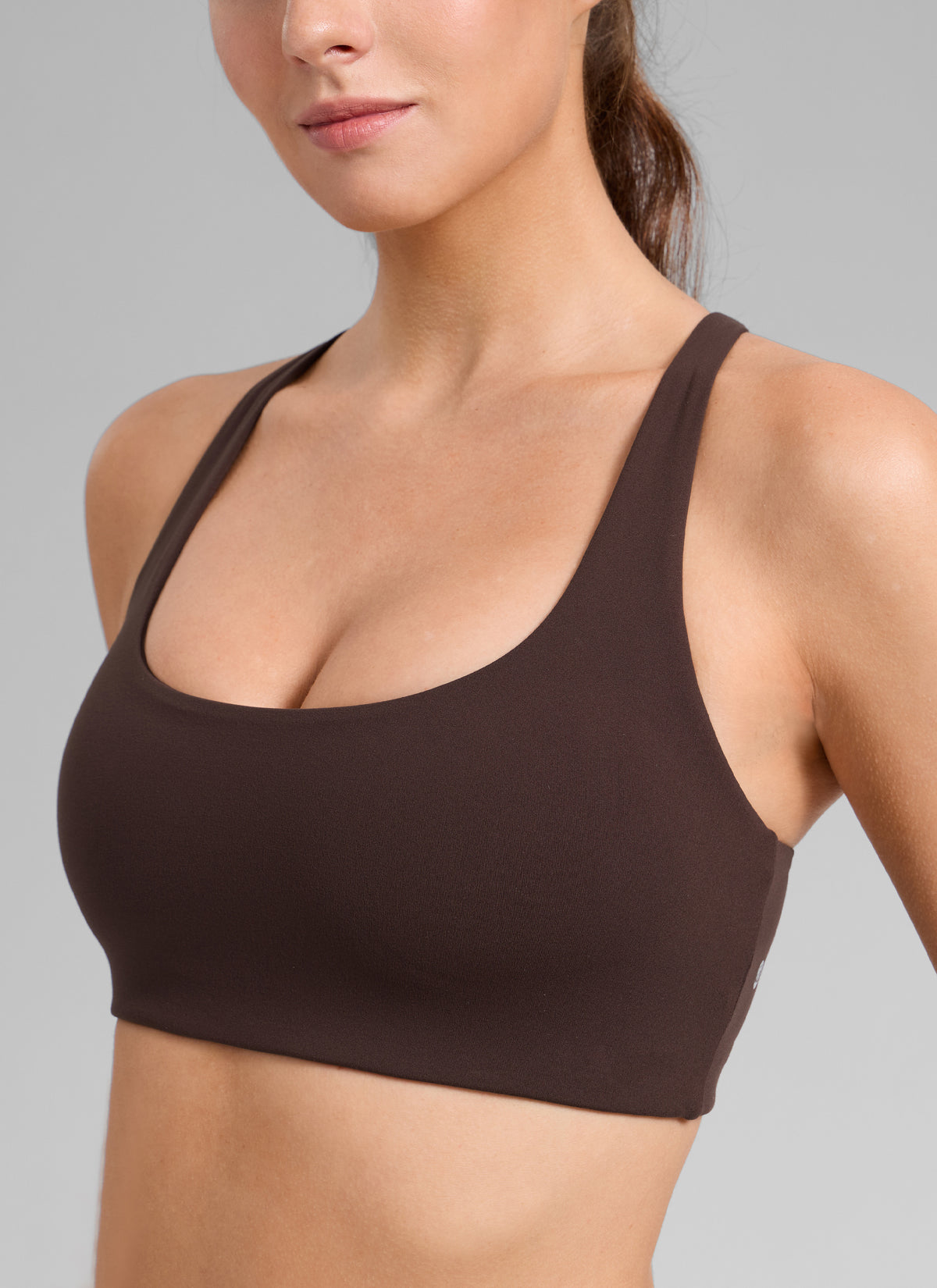 CRZ YOGA Reggiseno sportivo da allenamento da donna con spalline incrociate sul dorso e imbottitura integrata " Butterlift ", colore Hot Fudge Brown @model_info:Gelya