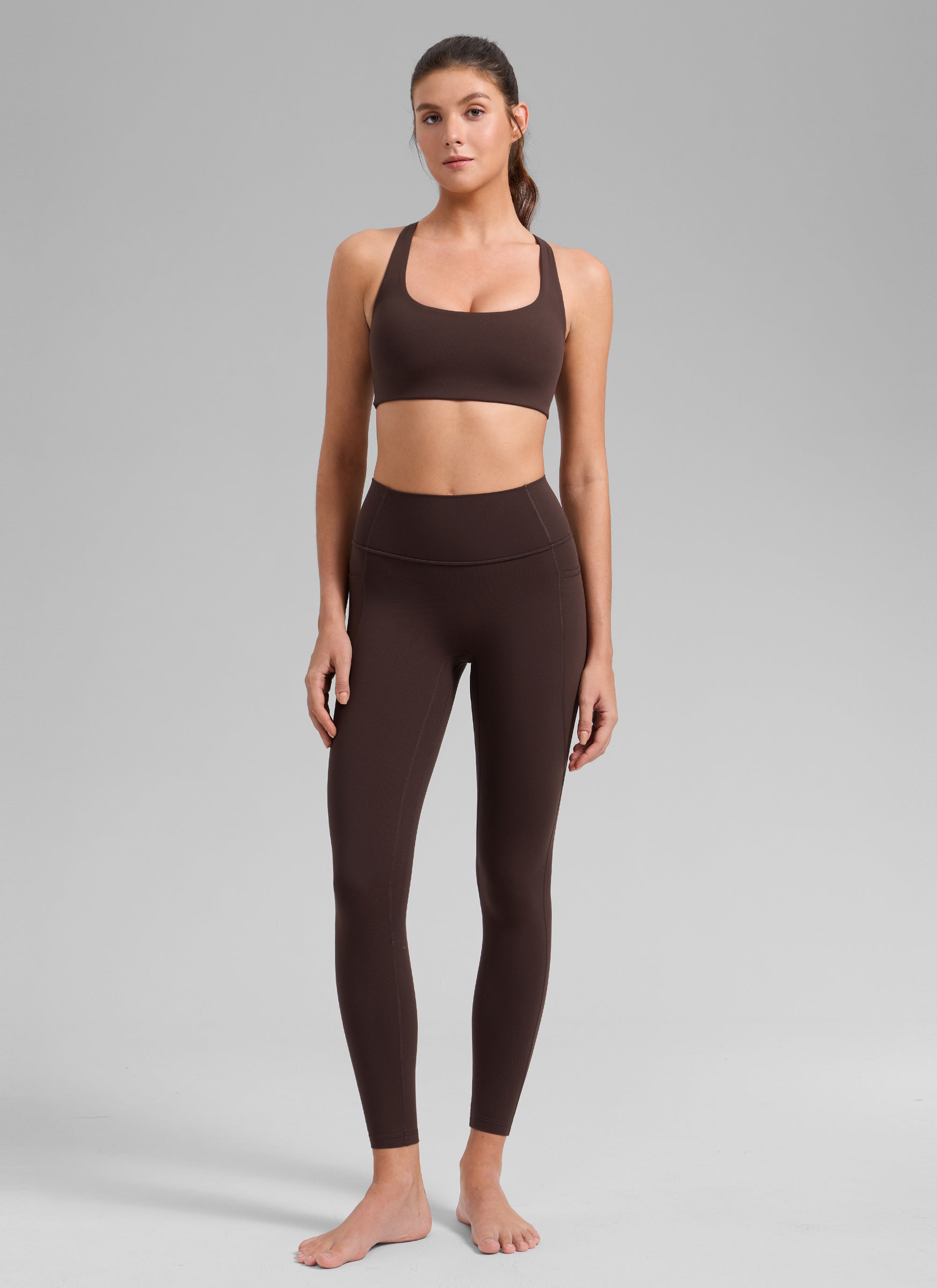 CRZ YOGA Reggiseno sportivo da allenamento da donna con spalline incrociate sul dorso e imbottitura integrata " Butterlift ", colore Hot Fudge Brown @model_info:Gelya
