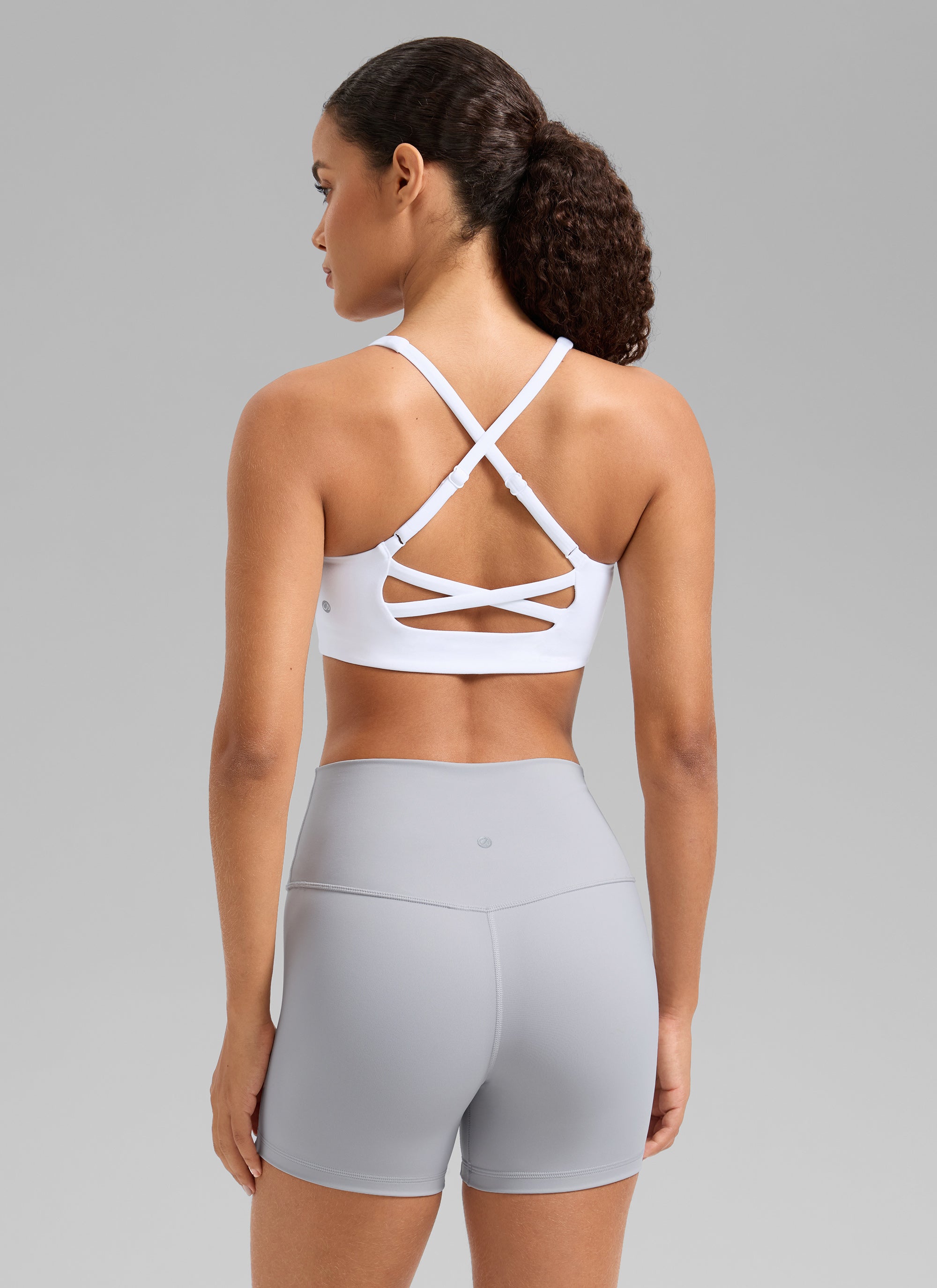 CRZ YOGA Naisten Butterlift-treeniliivi, ristikkäisillä olkaimilla ja integroidulla rintaliivillä, urheiluliivi, valkoinen @model_info:Gabi