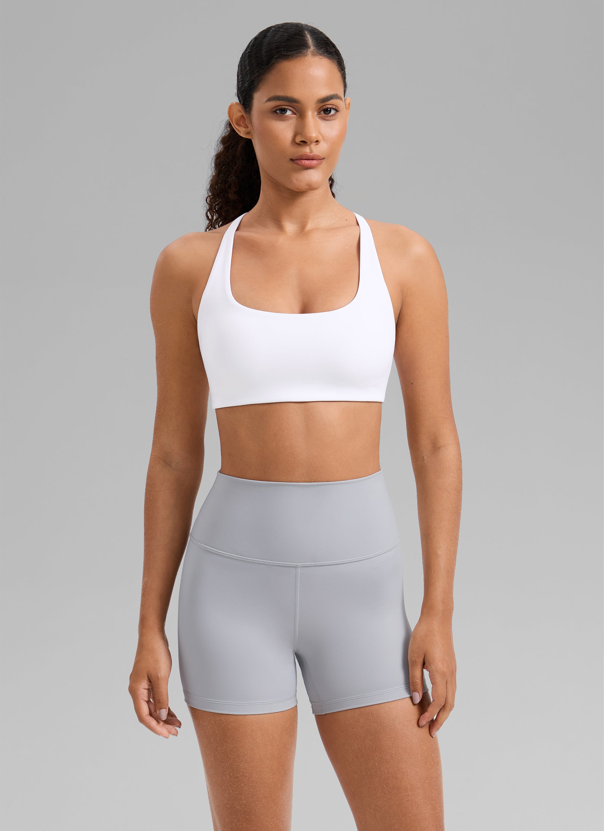 CRZ YOGA Reggiseno sportivo da allenamento da donna con spalline incrociate sul dorso e imbottitura integrata " Butterlift ", bianco @model_info:Gabi