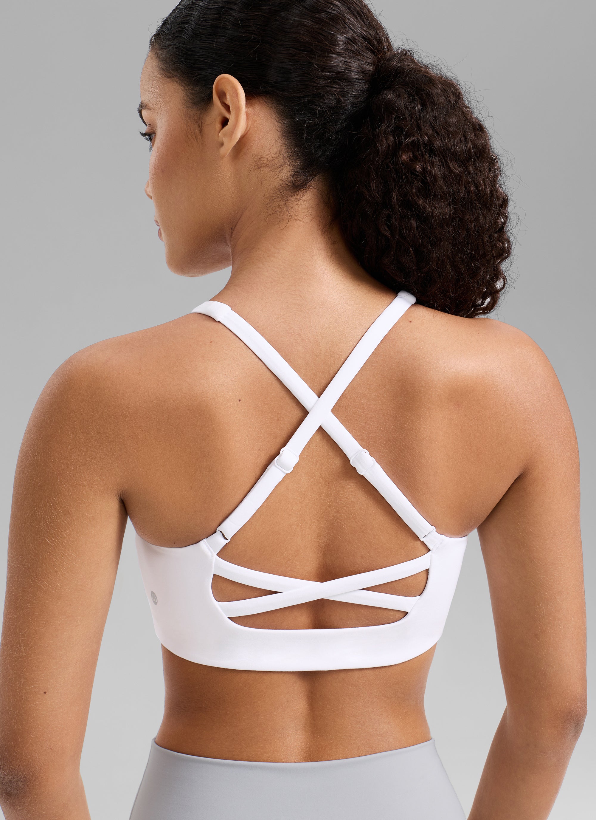 CRZ YOGA Reggiseno sportivo da allenamento da donna con spalline incrociate sul dorso e imbottitura integrata " Butterlift ", bianco @model_info:Gabi