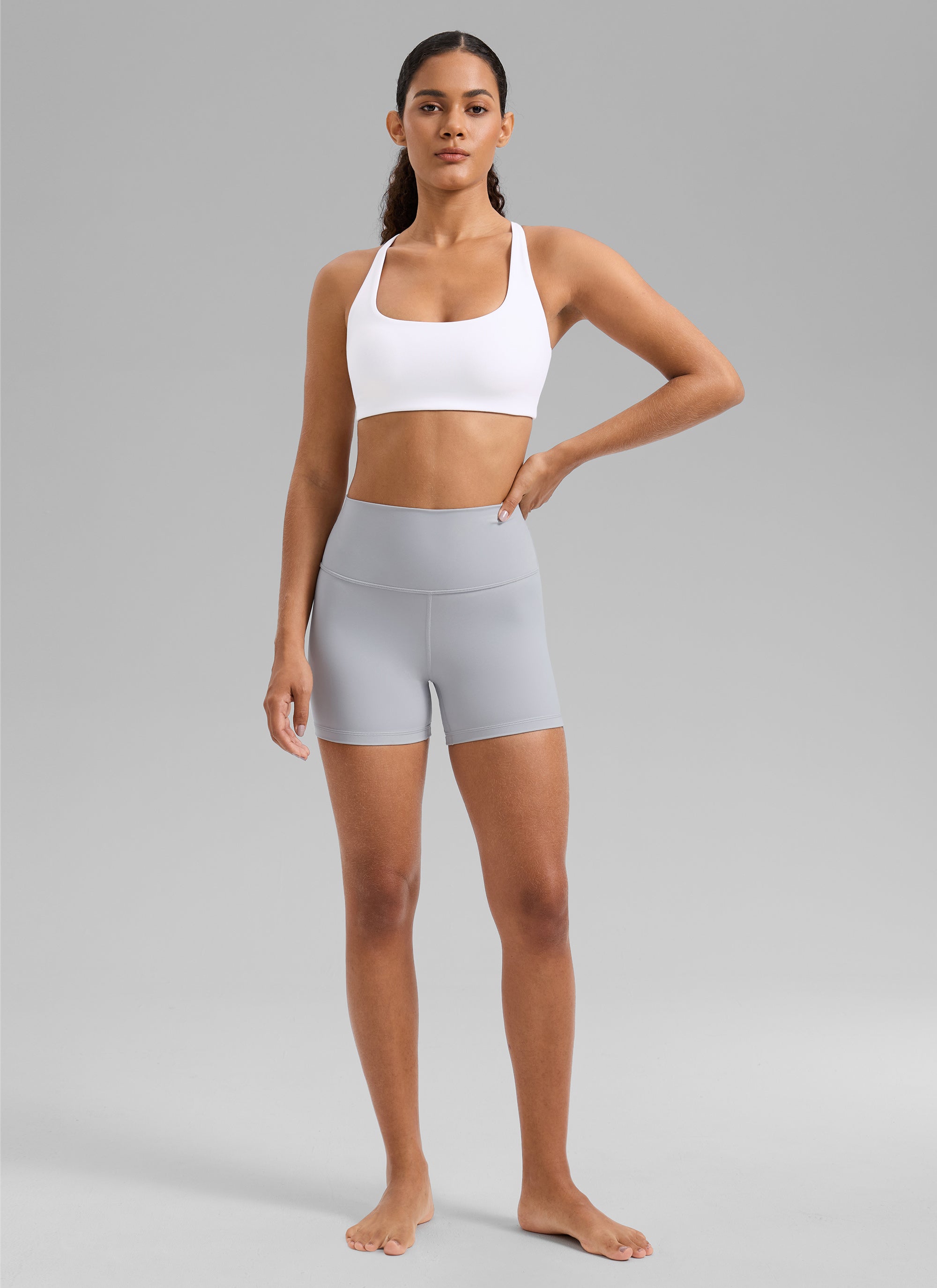 CRZ YOGA Reggiseno sportivo da allenamento da donna con spalline incrociate sul dorso e imbottitura integrata " Butterlift ", bianco @model_info:Gabi