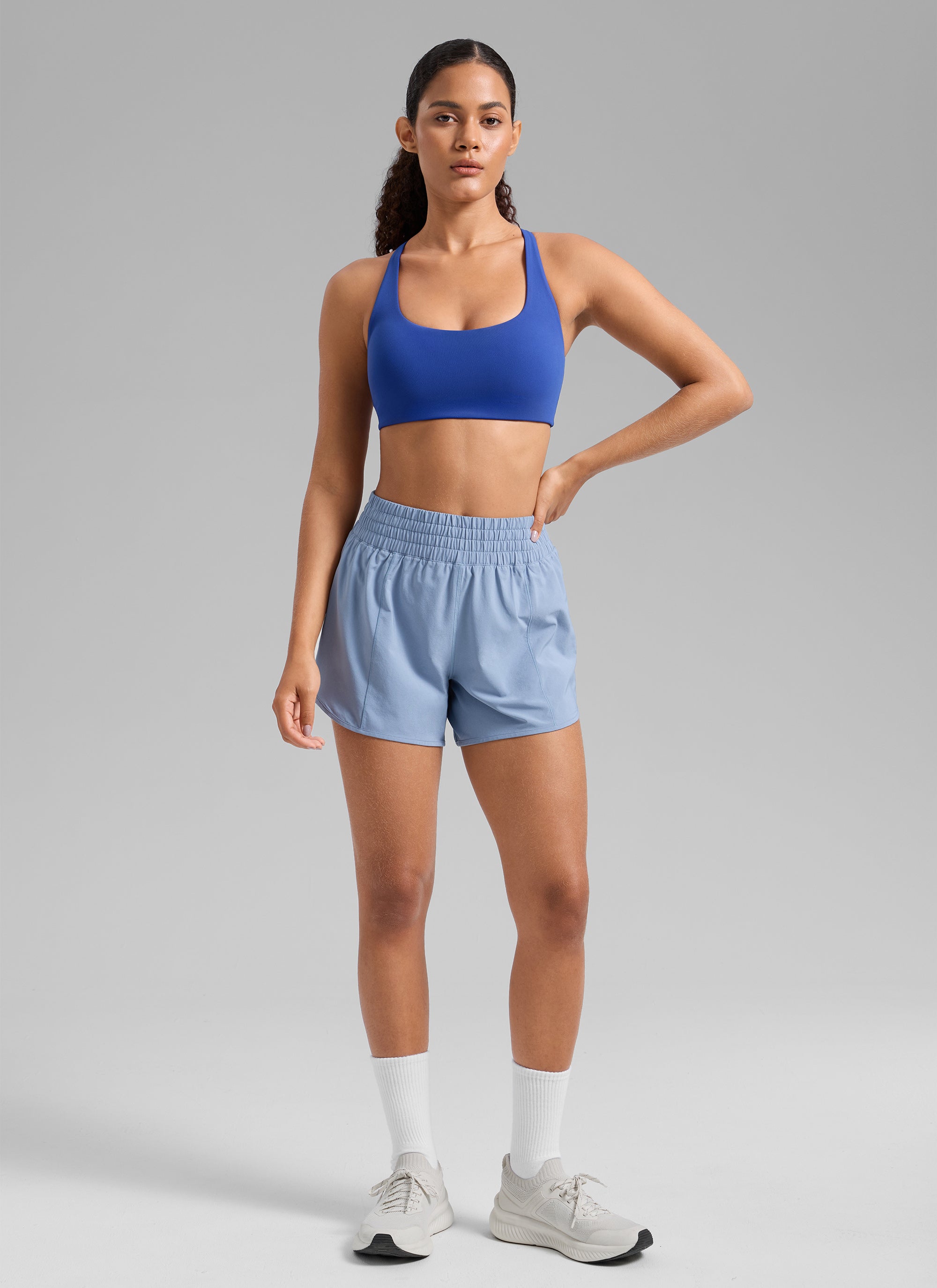 CRZ YOGA Reggiseno sportivo da allenamento da donna Butterlift con spalline incrociate e reggiseno integrato, blu onde @model_info:Gabi