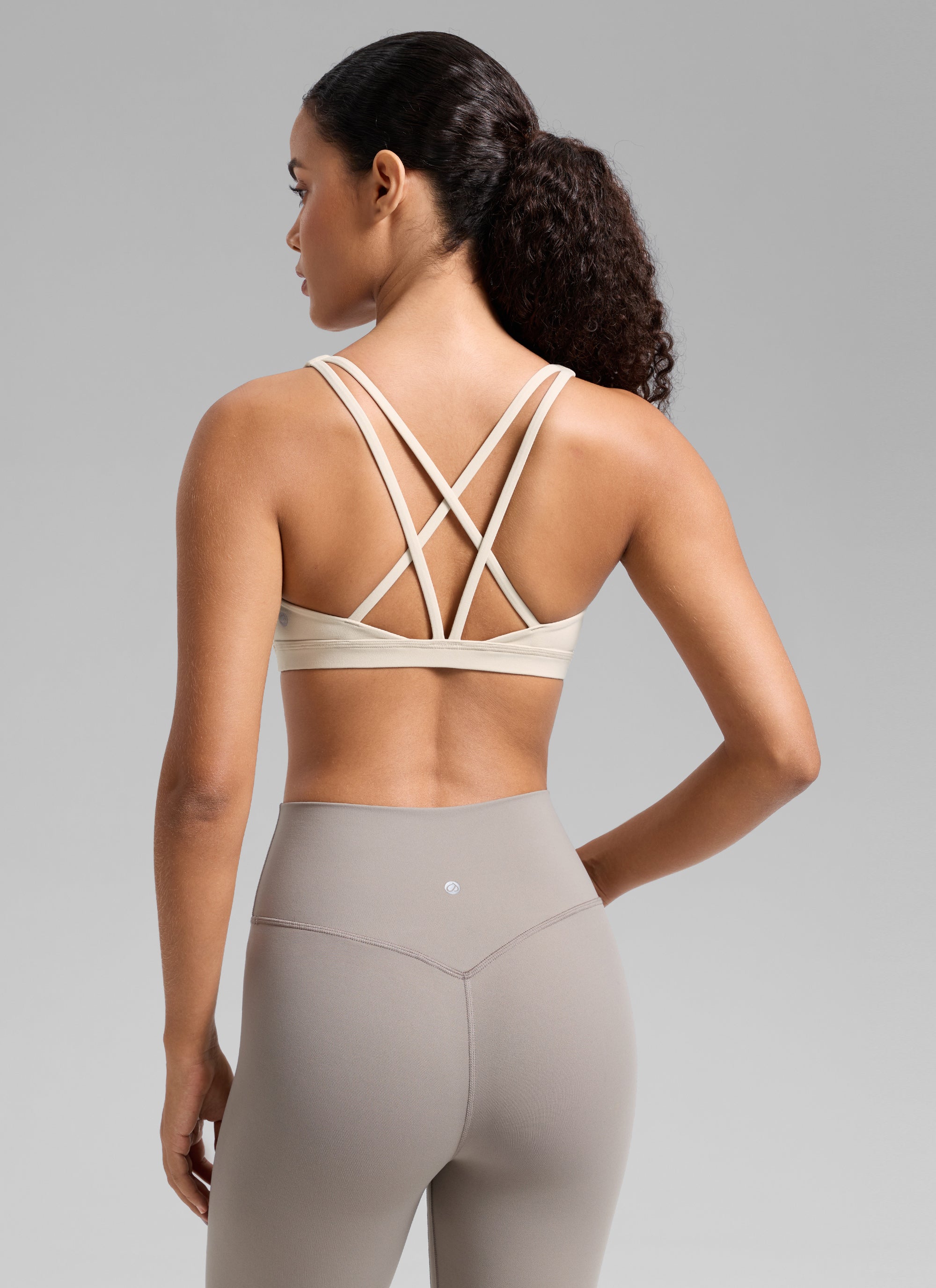 CRZ YOGA Naisten Butterlift Workout -urheiluliivi, U-kaula-aukko ja ristikkäiset selkäosat, väri Mojave Tan @model_info:Gabi