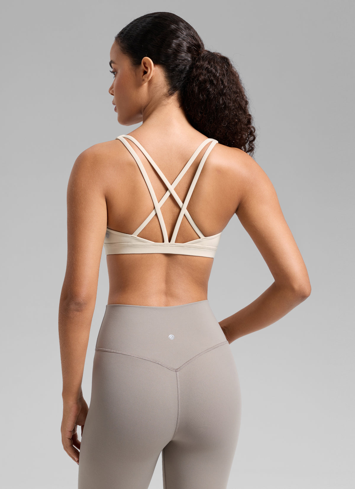 CRZ YOGA Naisten Butterlift Workout -urheiluliivi, U-kaula-aukko ja ristikkäiset selkäosat, väri Mojave Tan @model_info:Gabi