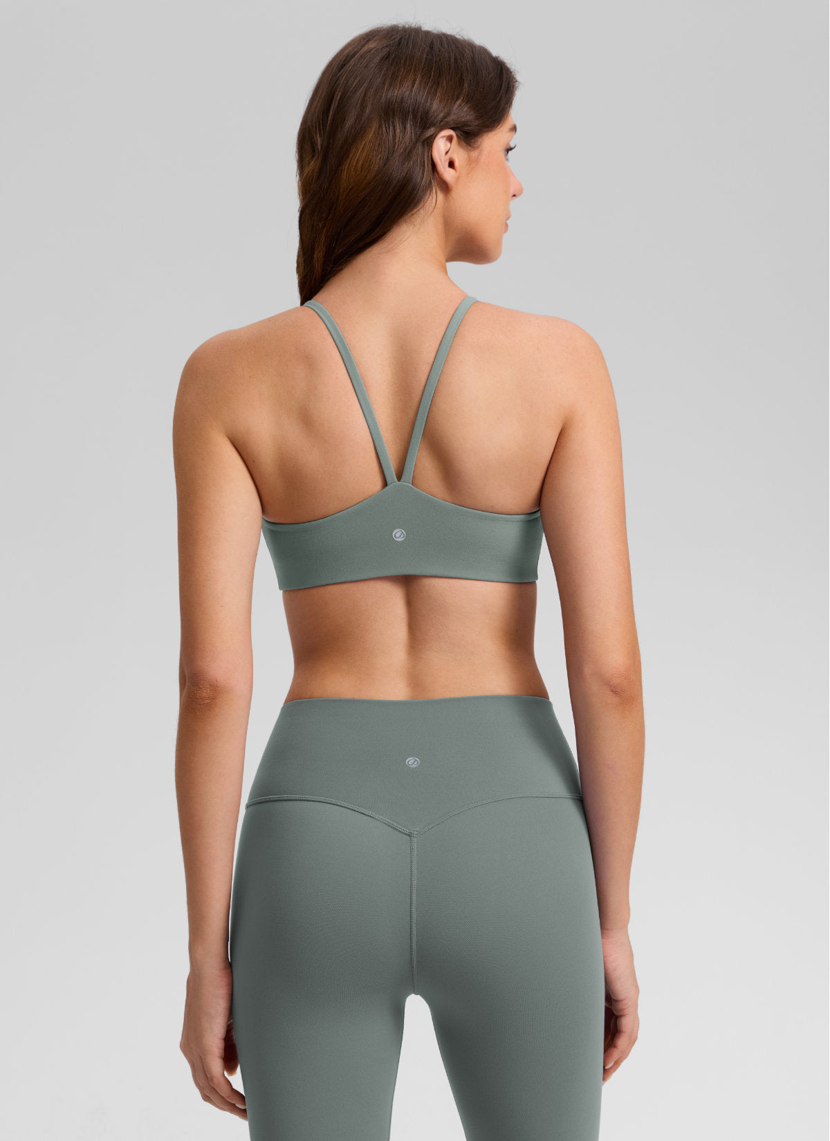 CRZ YOGA Women's Butterlift® Yoga V Back Double Lined Sports BH Grå Salvie @model_info:Gelya