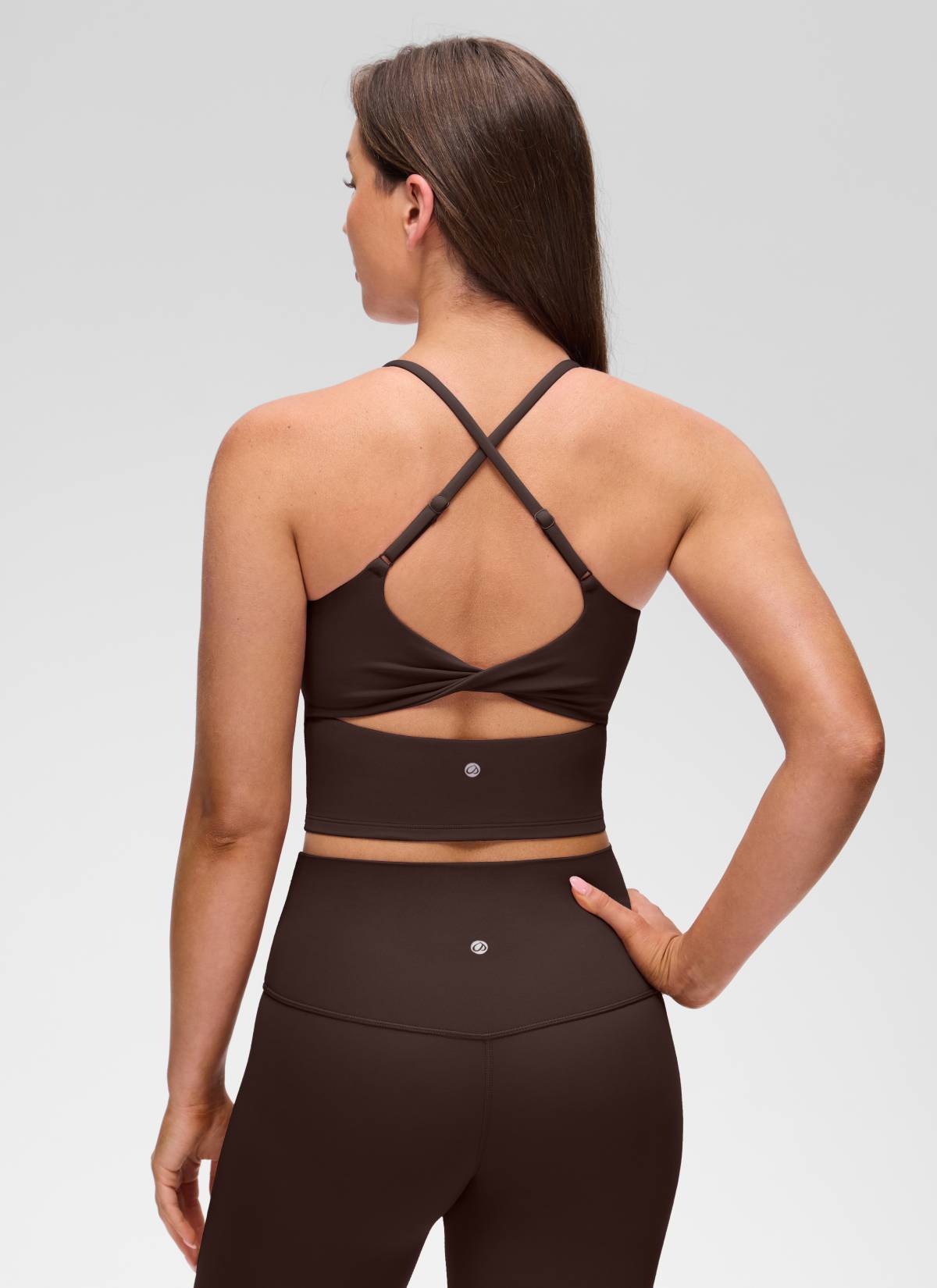 CRZ YOGA Damen- Butterluxe -Tanktop mit U-Ausschnitt, gedrehtem Rücken und integriertem BH, Farbe: Hot Fudge Brown