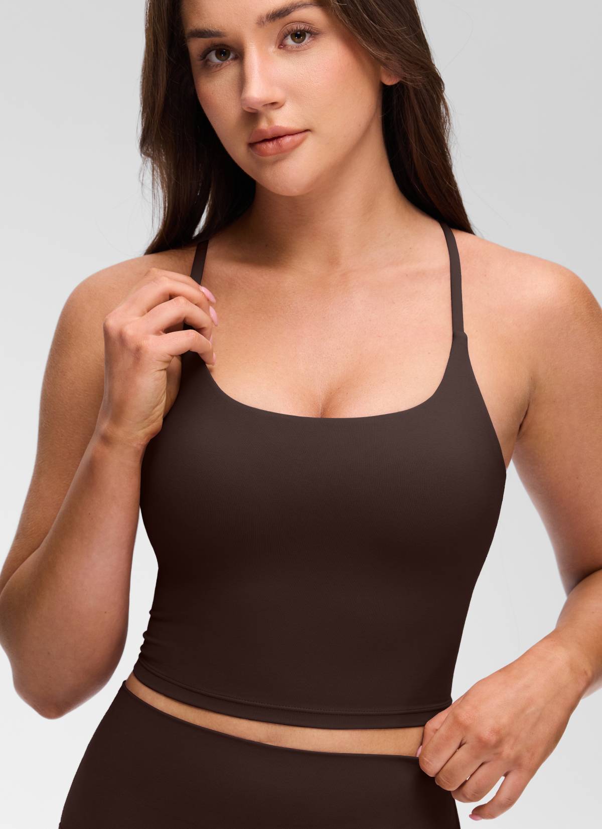 CRZ YOGA Damen- Butterluxe -Tanktop mit U-Ausschnitt, gedrehtem Rücken und integriertem BH, Farbe: Hot Fudge Brown