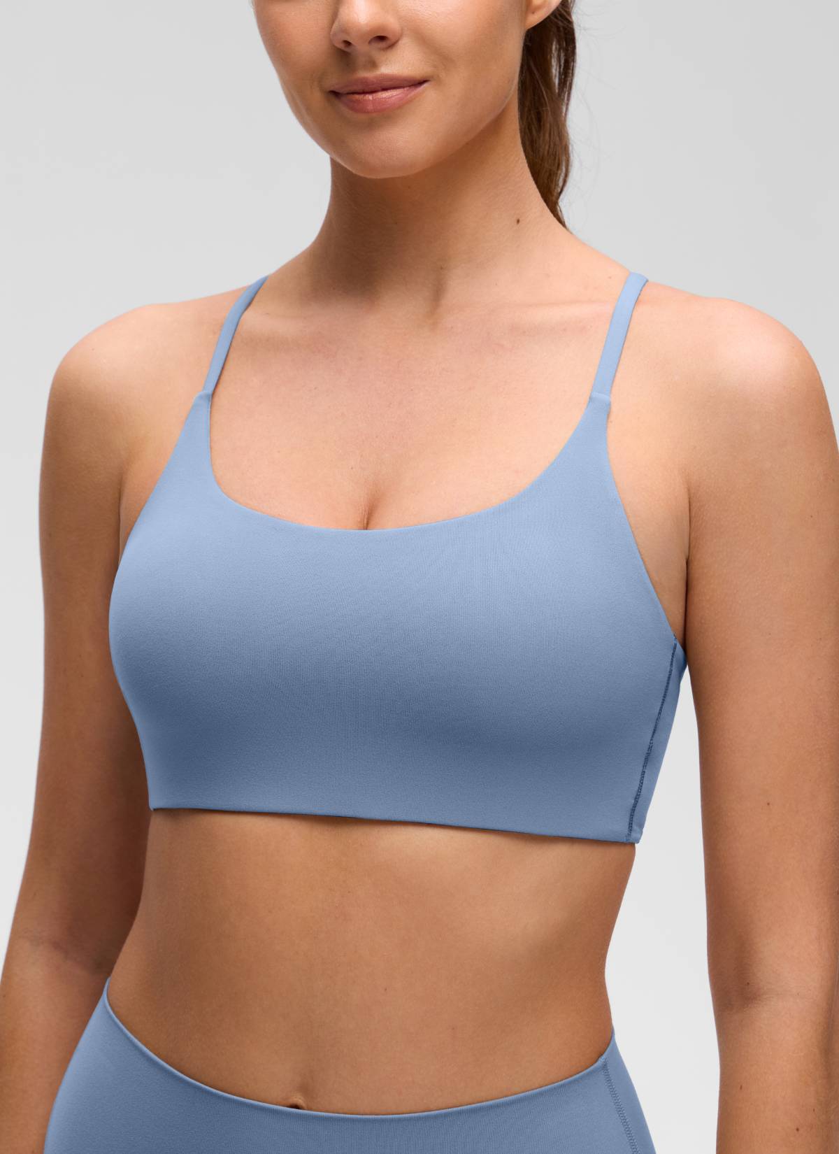 CRZ YOGA Damen Butterluxe Yoga Sport-BH mit U-Ausschnitt und verdrehtem Kreuzerücken Washed Denim