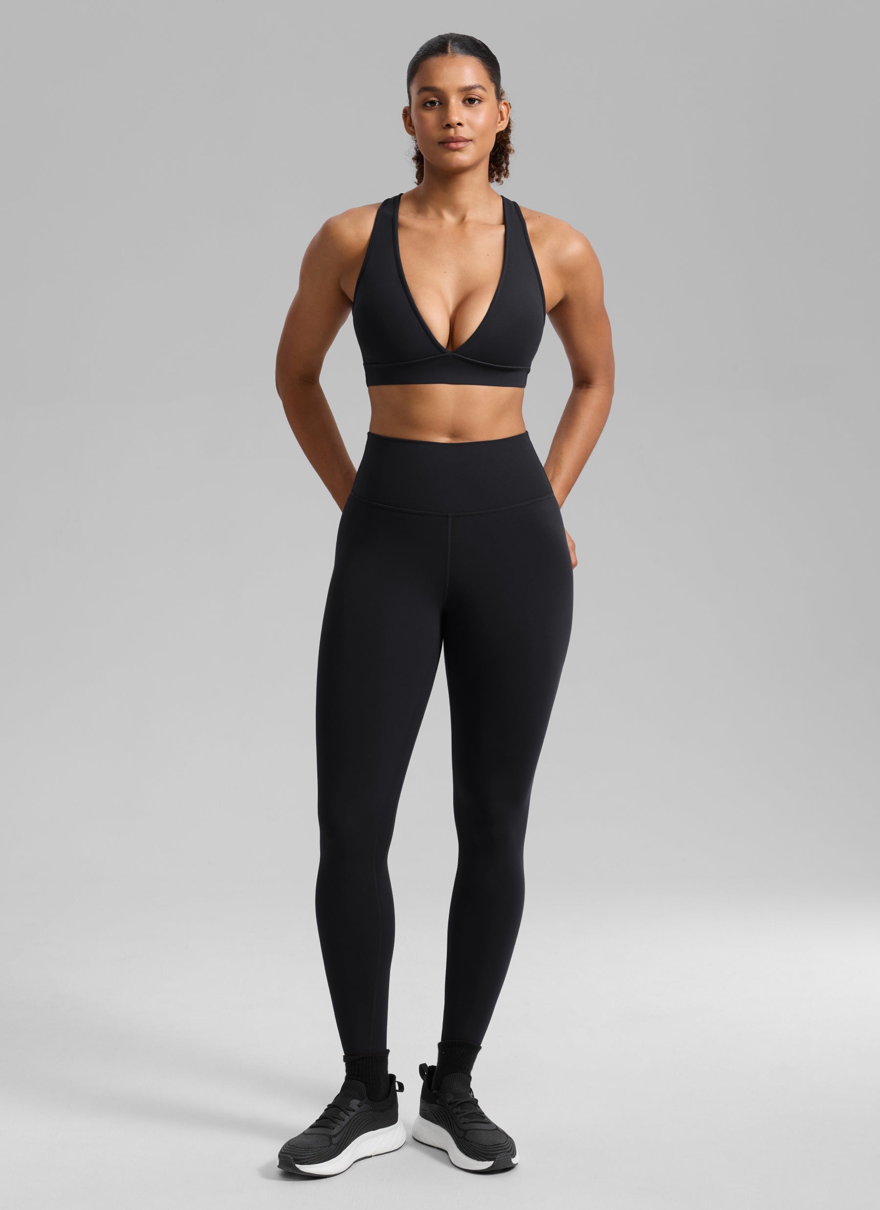 CRZ YOGA Mujer Sujetador Deportivo Butterlift® de Entrenamiento con Cuello en V Profundo y Espalda Cruzada Negro