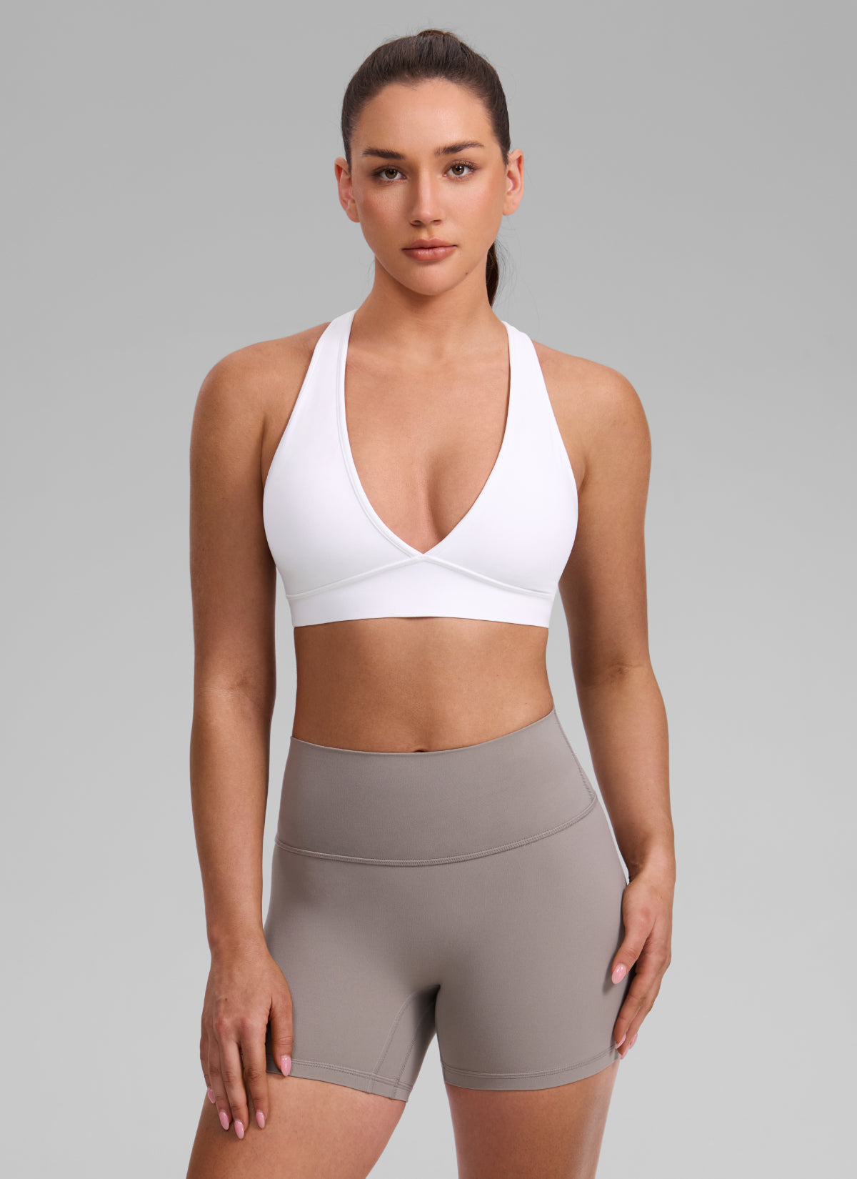 Sujetador deportivo de mujer CRZ YOGA Butterlift® con escote en V profundo y espalda cruzada para entrenamiento, Blanco