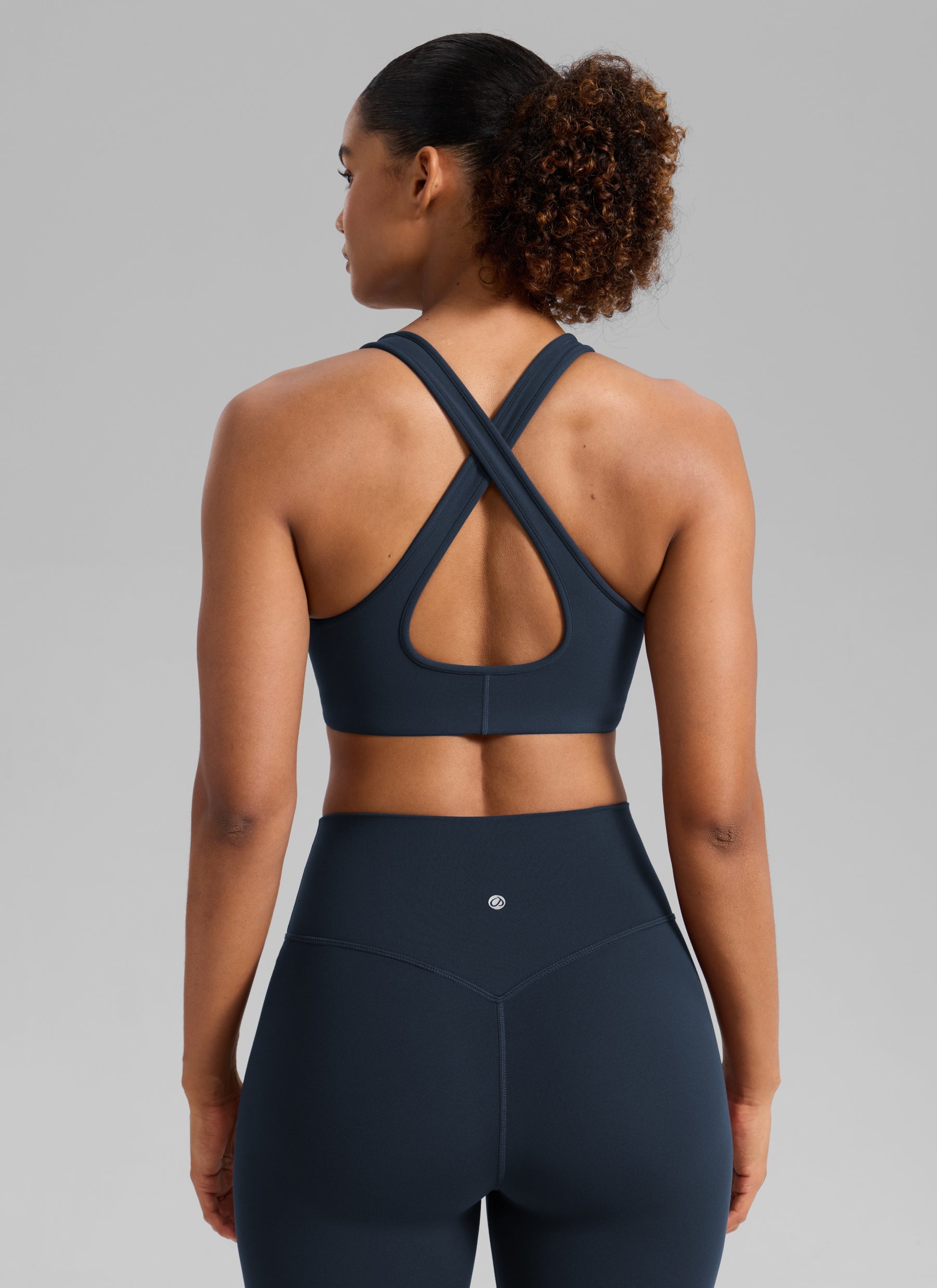 Sujetador deportivo de mujer CRZ YOGA Butterlift® con escote en V profundo y espalda cruzada para entrenamiento, Azul marino intenso
