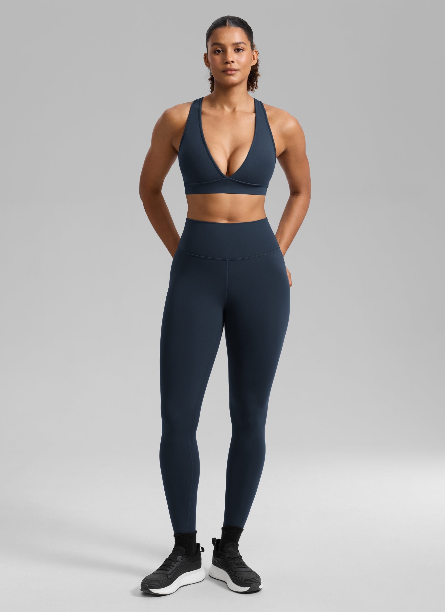 Sujetador deportivo de mujer CRZ YOGA Butterlift® con escote en V profundo y espalda cruzada para entrenamiento, Azul marino intenso