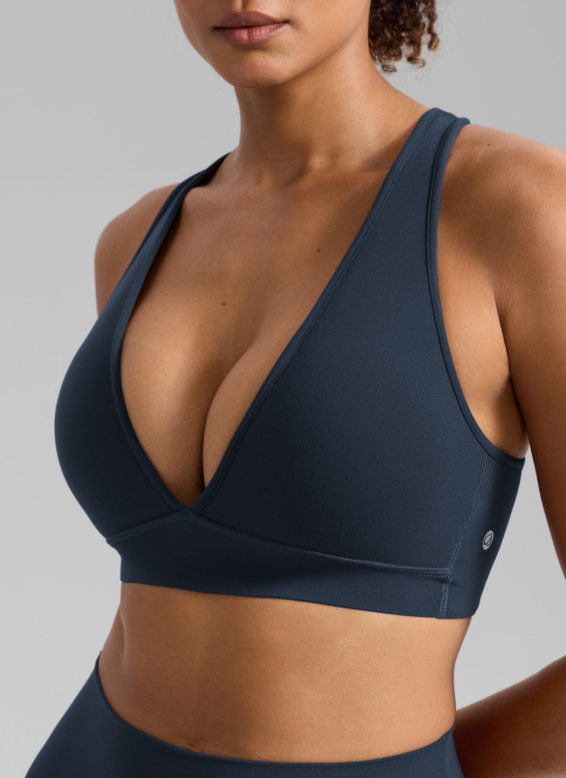 Sujetador deportivo de mujer CRZ YOGA Butterlift® con escote en V profundo y espalda cruzada para entrenamiento, Azul marino intenso