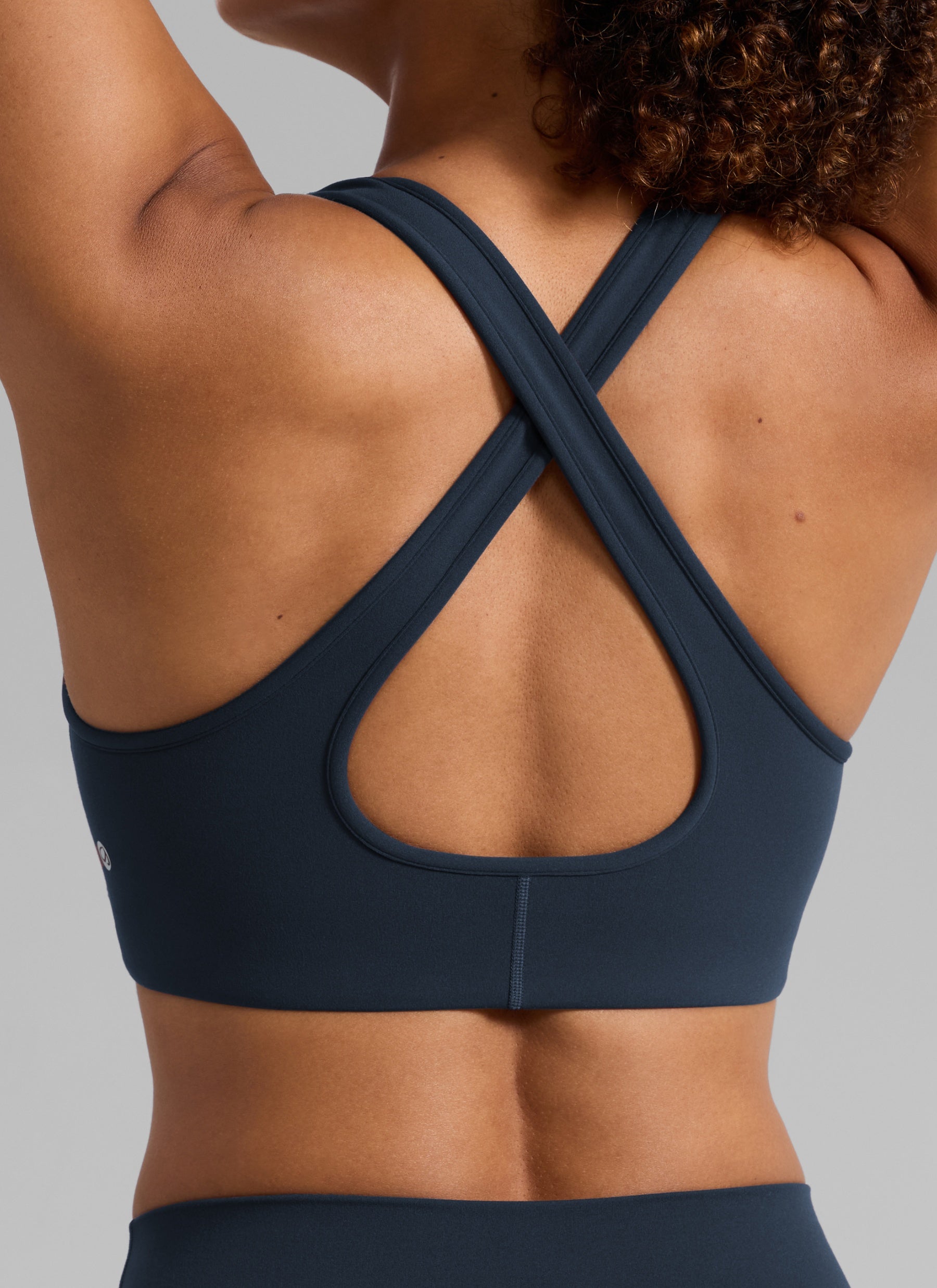 Sujetador deportivo de mujer CRZ YOGA Butterlift® con escote en V profundo y espalda cruzada para entrenamiento, Azul marino intenso