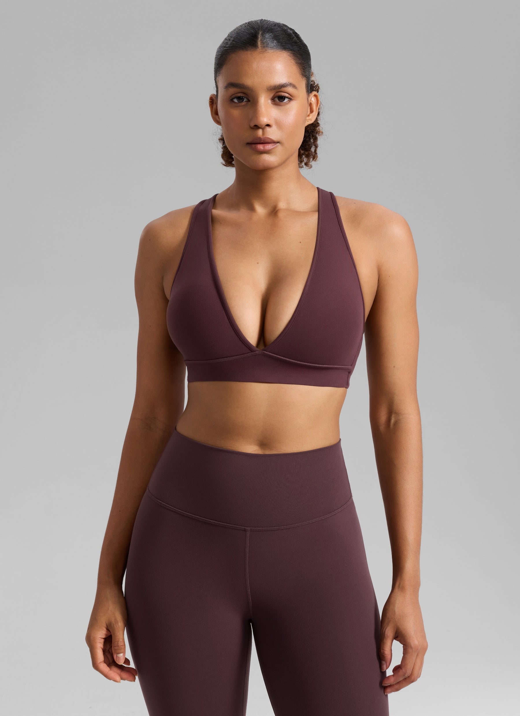 CRZ YOGA para Mujer, Sujetador Deportivo Butterlift® de Entrenamiento con Escote en V Profundo y Espalda Cruzada, Ciruela Madura