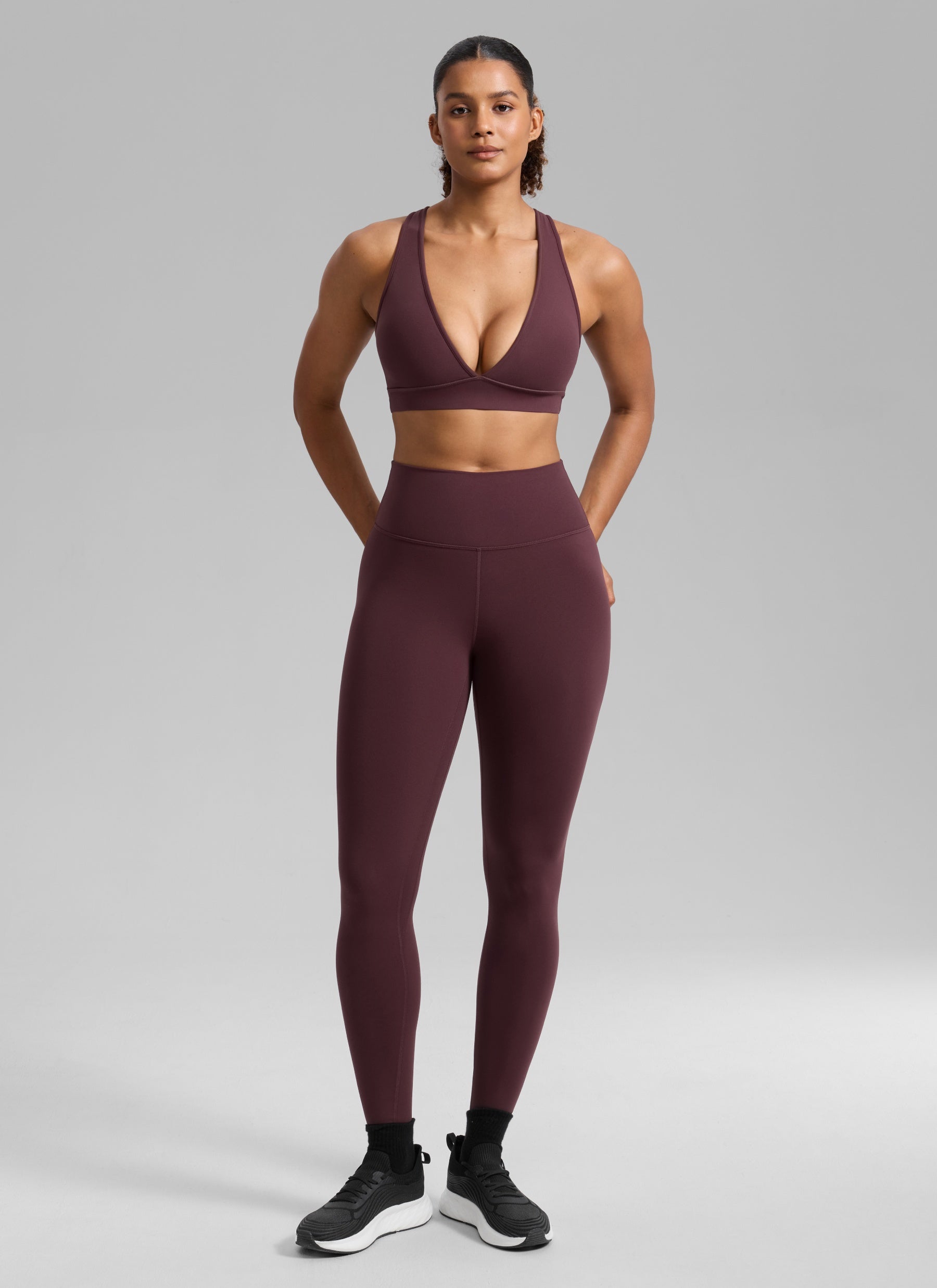 CRZ YOGA para Mujer, Sujetador Deportivo Butterlift® de Entrenamiento con Escote en V Profundo y Espalda Cruzada, Ciruela Madura