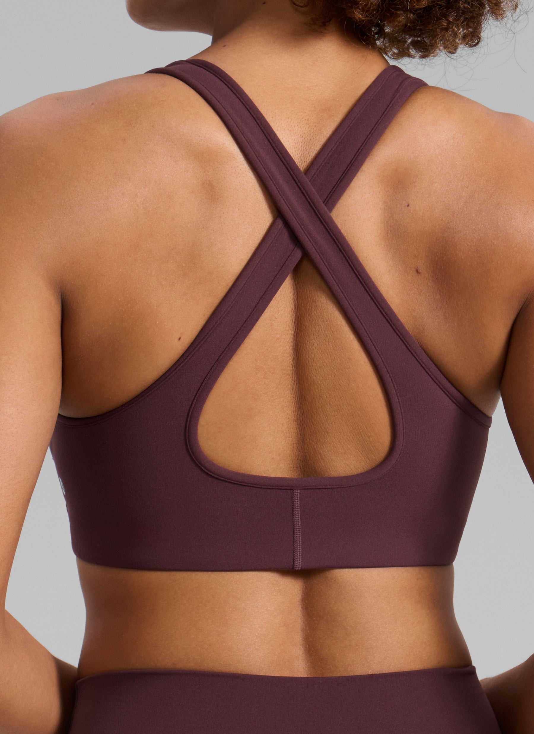 CRZ YOGA para Mujer, Sujetador Deportivo Butterlift® de Entrenamiento con Escote en V Profundo y Espalda Cruzada, Ciruela Madura