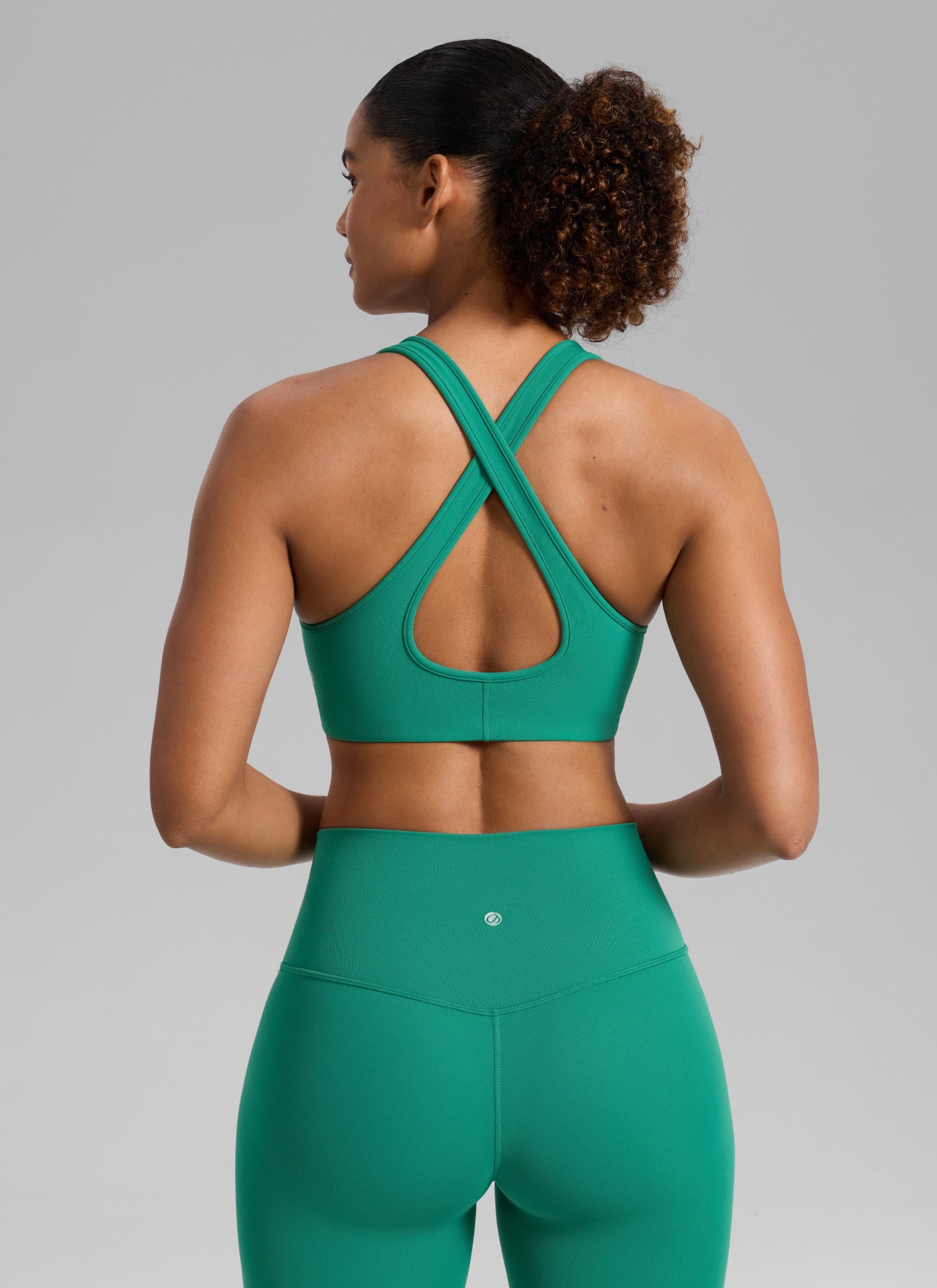 CRZ YOGA Mujer Sujetador Deportivo Butterlift® de Entrenamiento con Cuello en V Profundo y Espalda Cruzada Cascadia Green