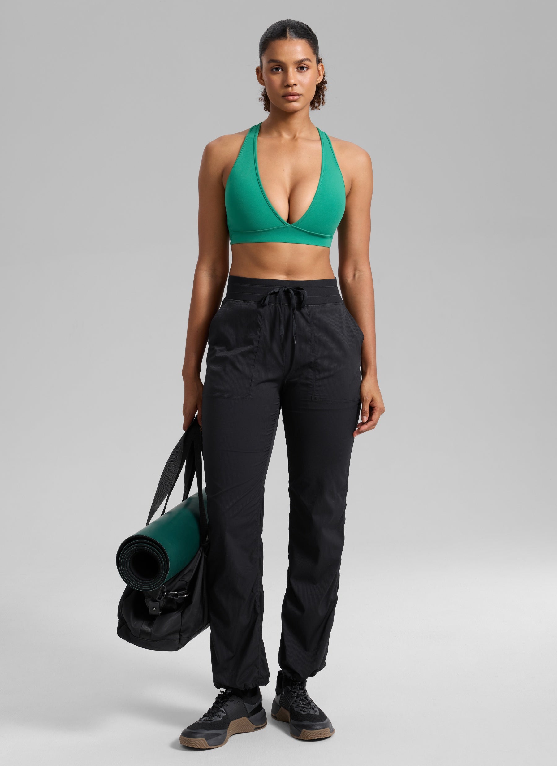 CRZ YOGA Mujer Sujetador Deportivo Butterlift® de Entrenamiento con Cuello en V Profundo y Espalda Cruzada Cascadia Green