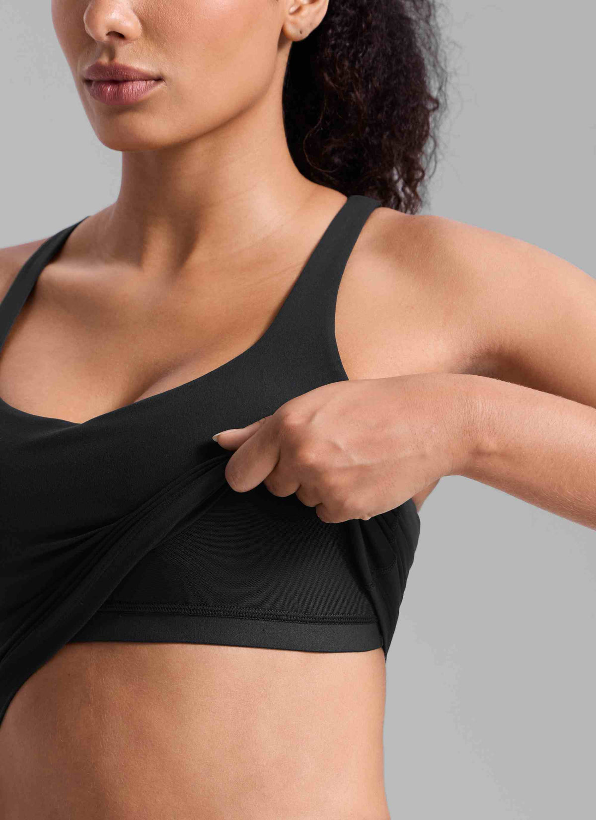 CRZ YOGA Dame Butterlift Workout V-hals Racerback Innebygd BH-top, svart @model_info:Nicole