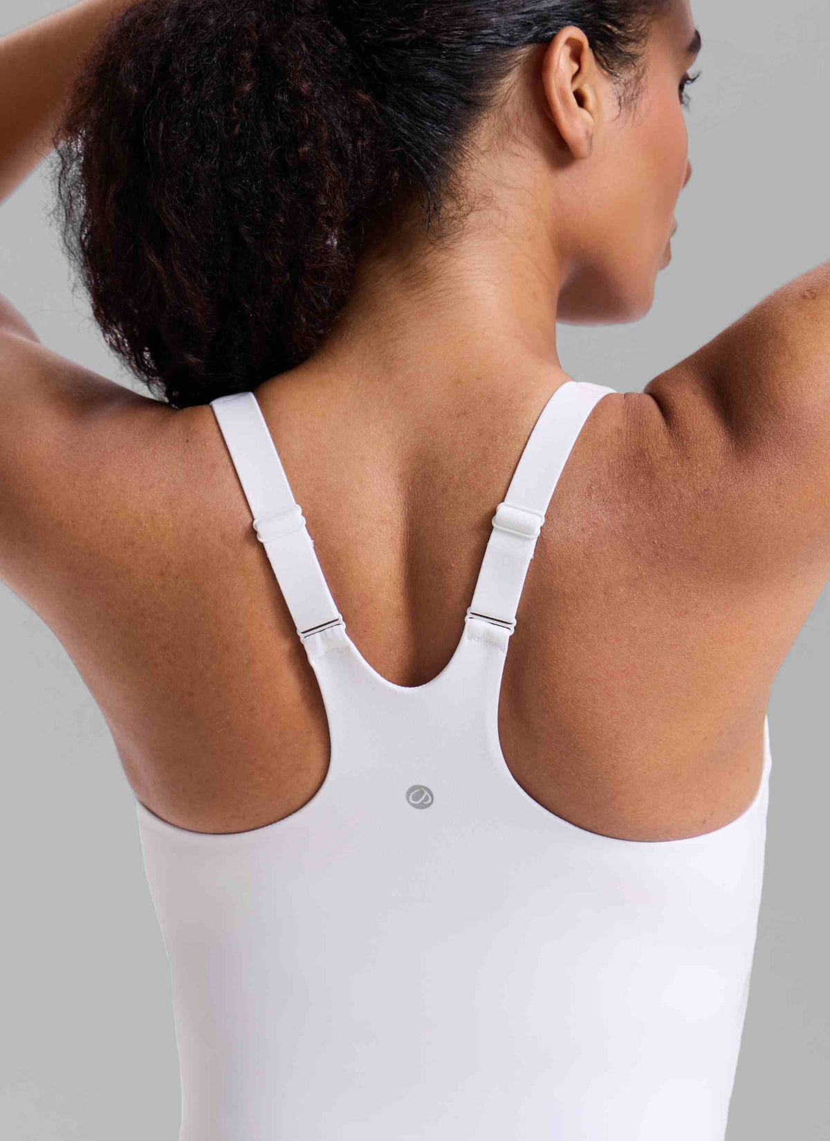 CRZ YOGA Dame Butterlift Workout V-hals Racerback Innebygd BH-top Hvit @model_info:Nicole