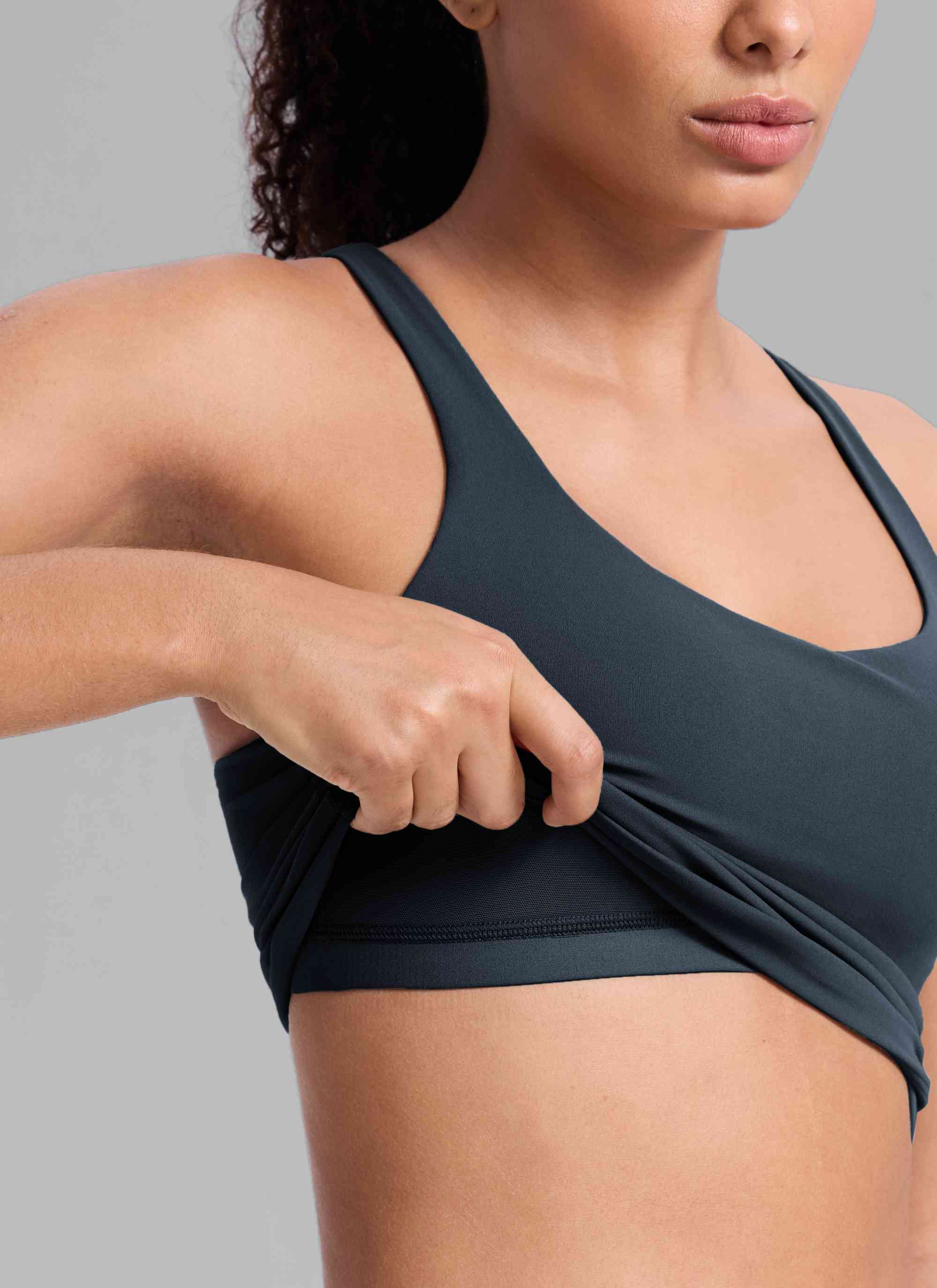 CRZ YOGA Dames Butterlift Workout V-hals Racerback Tanktop met ingebouwde bh True Navy