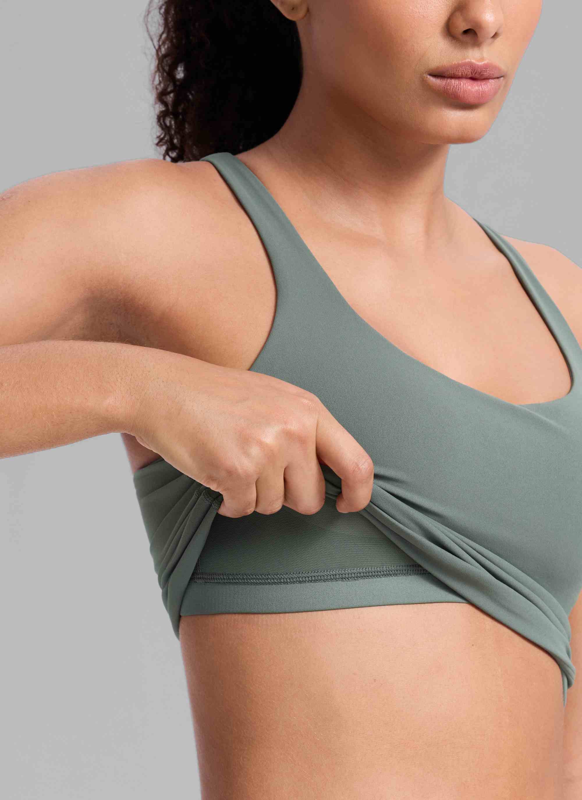 CRZ YOGA Dames Butterlift Training Tanktop met V-hals, Racerback en Ingebouwde Bh Grey Sage