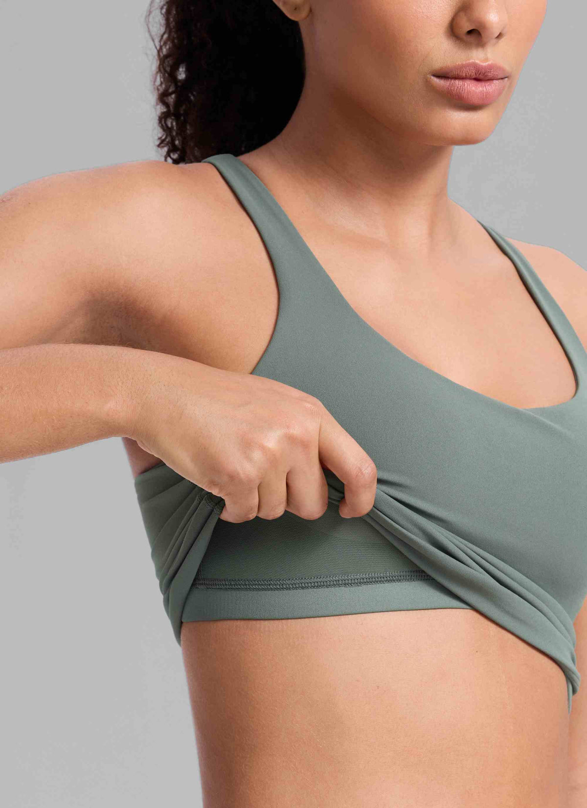 CRZ YOGA Dame Butterlift Workout V-hals Racerback Innebygd BH-top Grå Salvie @model_info:Nicole