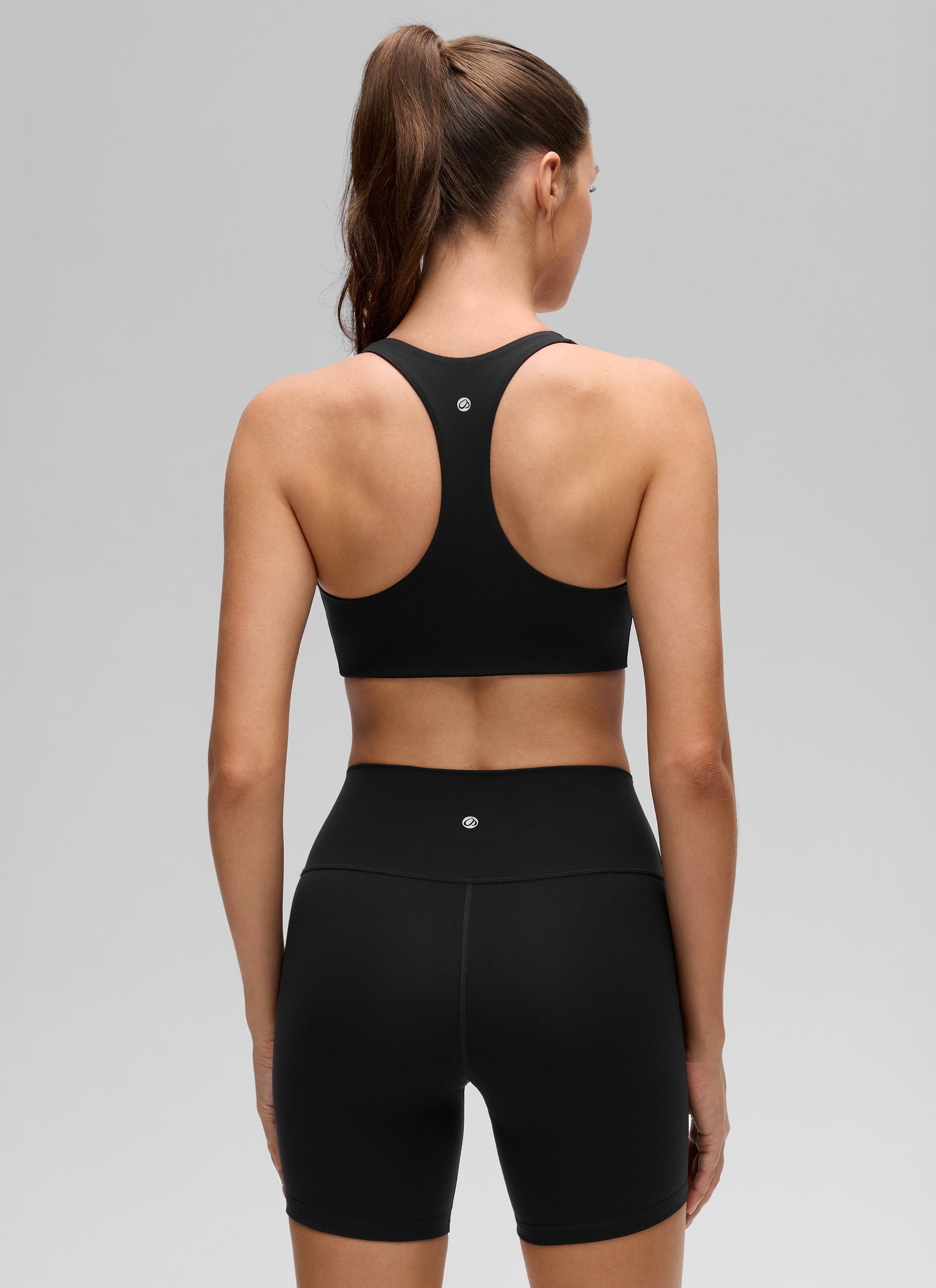 CRZ YOGA moteriška Butterluxe joga V formos iškirpte Racerback sportinė liemenėlė su įsiūtu kaušeliu, juoda