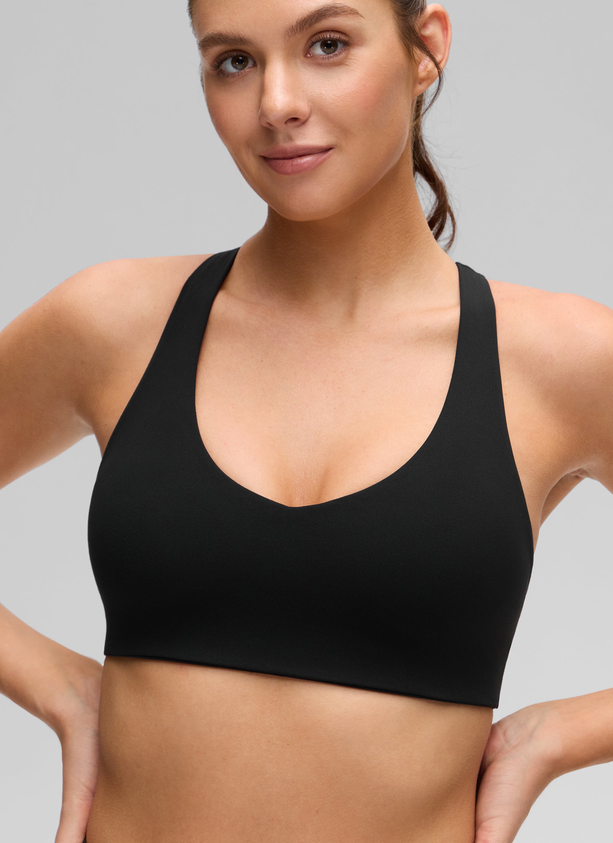 CRZ YOGA moteriška Butterluxe joga V formos iškirpte Racerback sportinė liemenėlė su įsiūtu kaušeliu, juoda