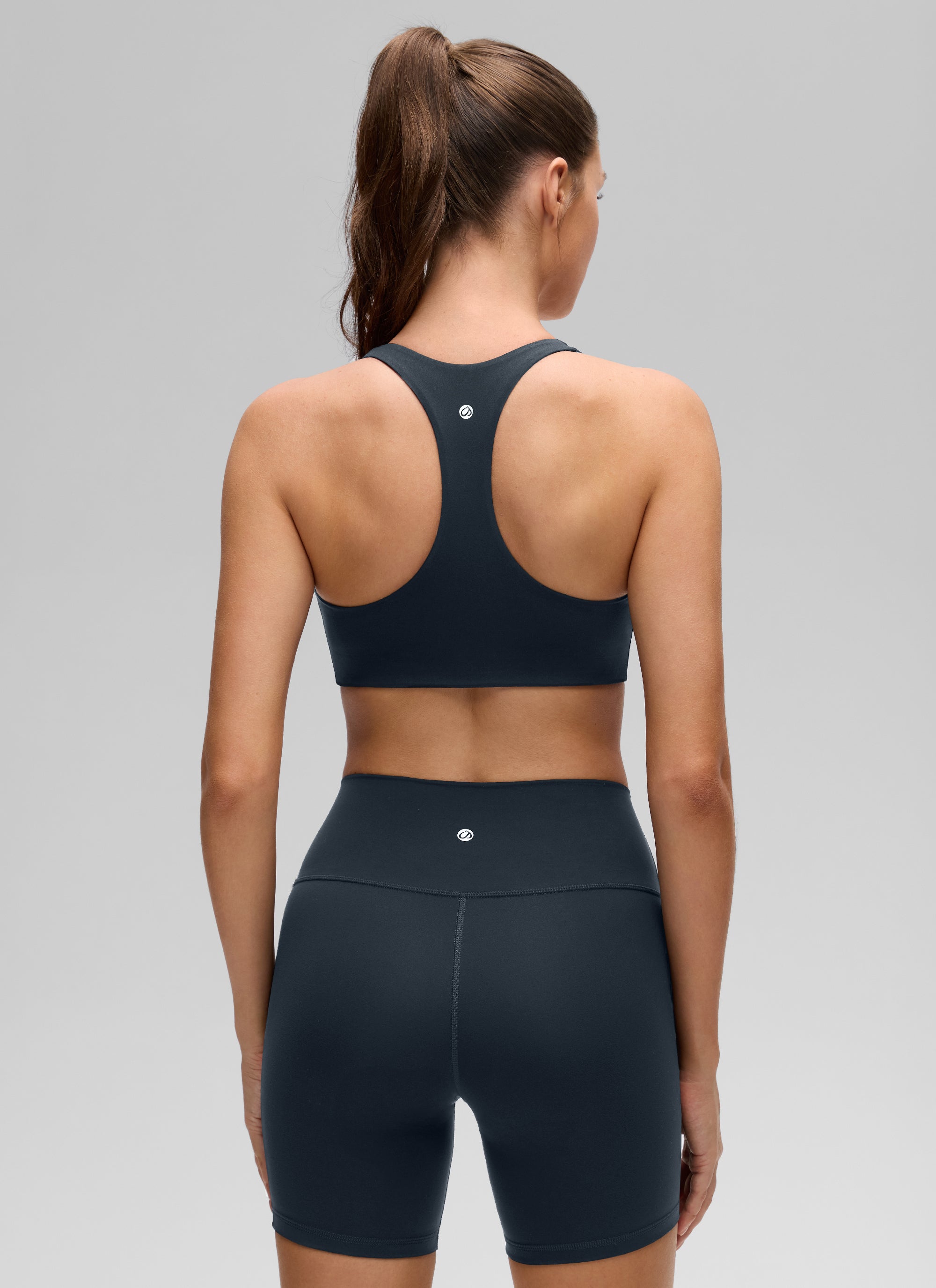 CRZ YOGA moteriška Butterluxe joga V formos iškirpte Racerback sportinė liemenėlė su įsiūtu kaušeliu, tamsiai mėlyna