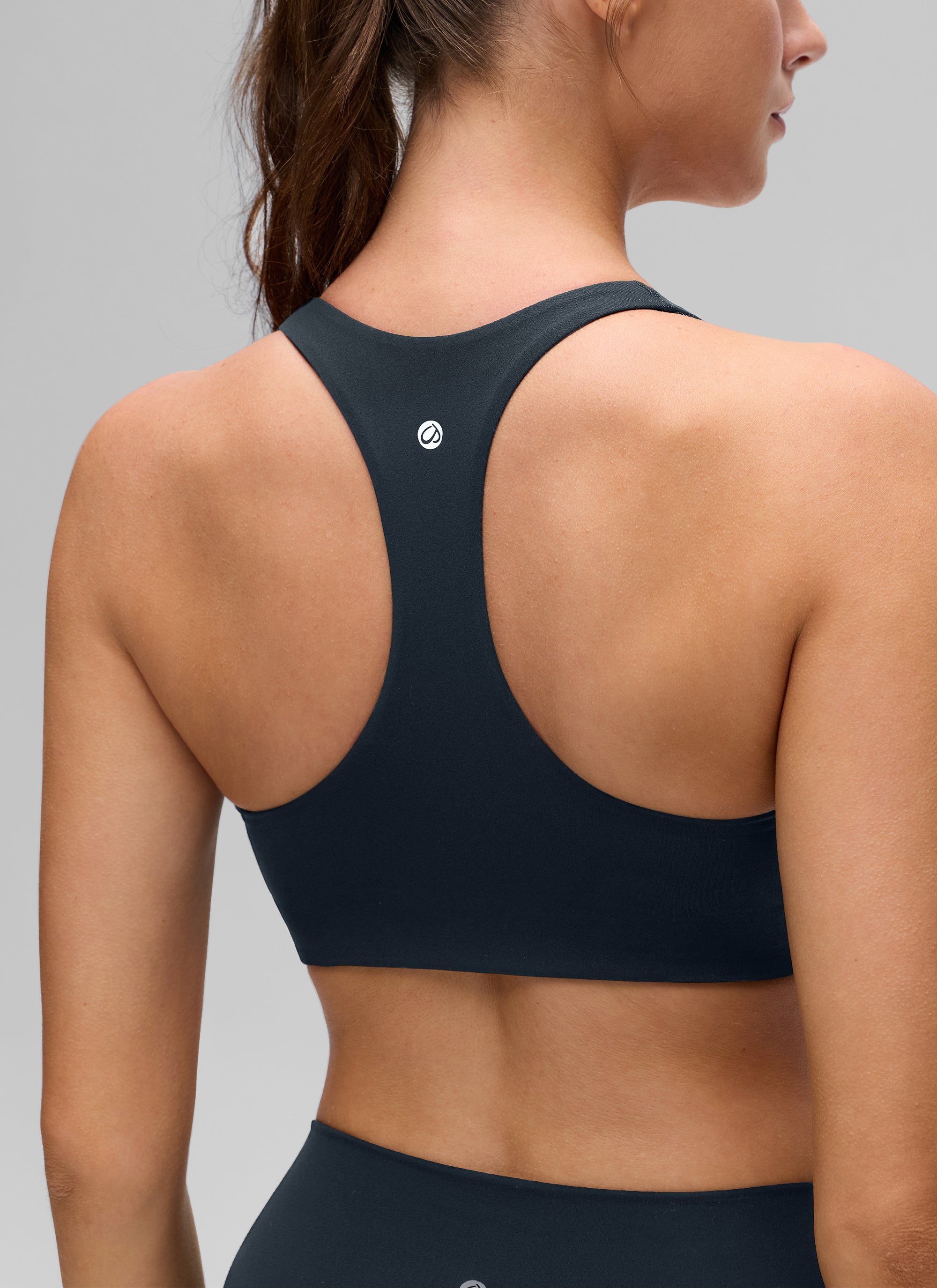 CRZ YOGA moteriška Butterluxe joga V formos iškirpte Racerback sportinė liemenėlė su įsiūtu kaušeliu, tamsiai mėlyna