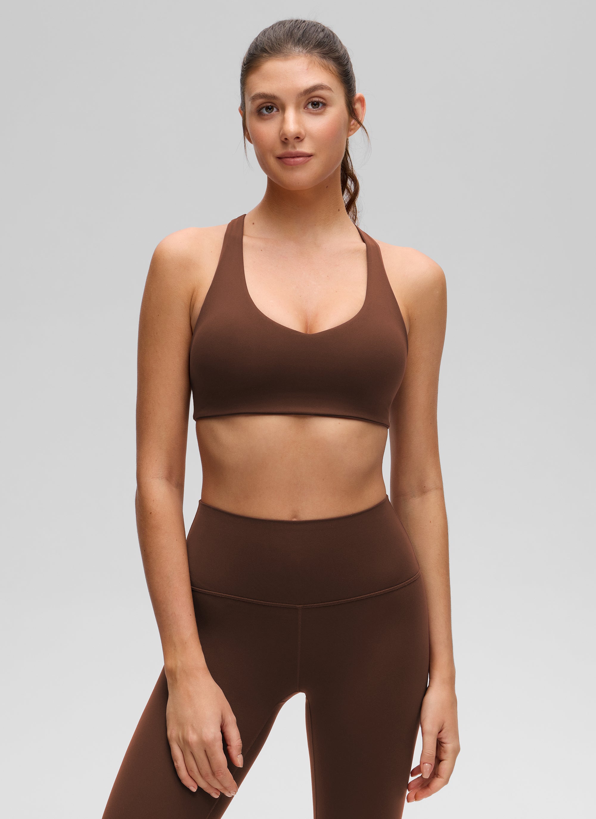 CRZ YOGA moteriška Butterluxe joga V formos iškirpte Racerback sportinė liemenėlė su įsiūtu kaušeliu, „Lava Brown“