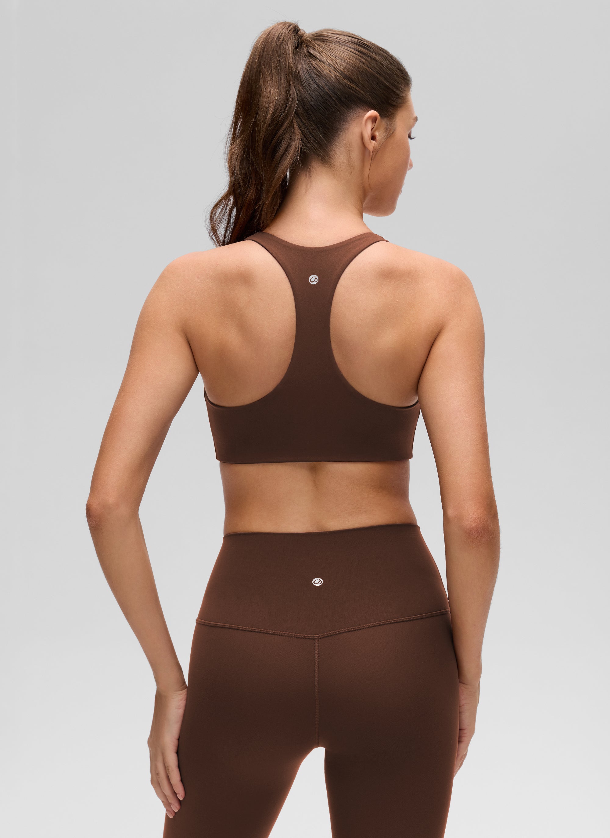 CRZ YOGA moteriška Butterluxe joga V formos iškirpte Racerback sportinė liemenėlė su įsiūtu kaušeliu, „Lava Brown“