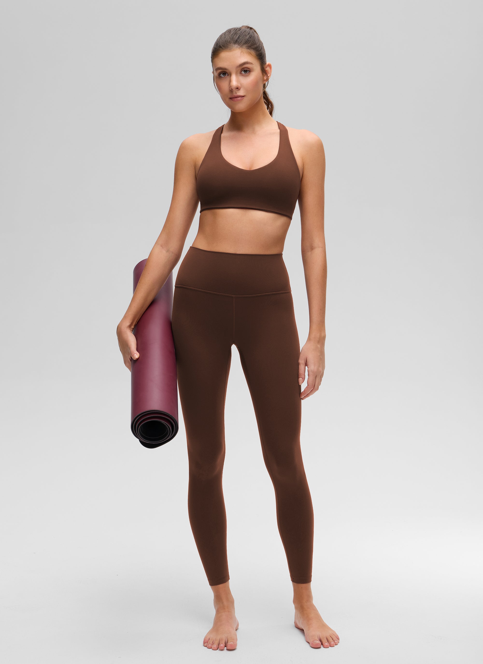 CRZ YOGA moteriška Butterluxe joga V formos iškirpte Racerback sportinė liemenėlė su įsiūtu kaušeliu, „Lava Brown“