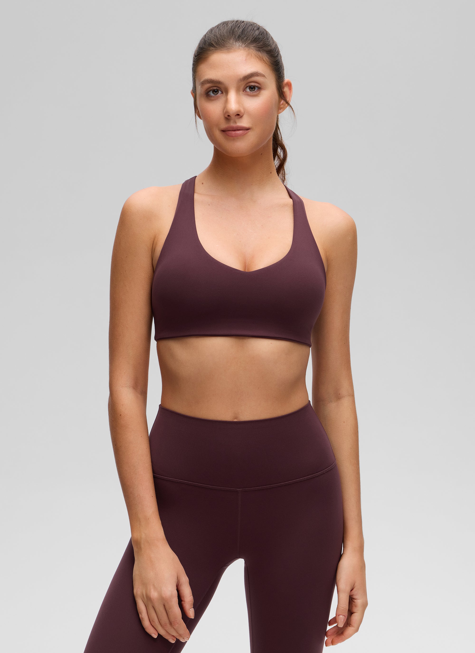 CRZ YOGA moteriška Butterluxe joga V formos iškirpte Racerback sportinė liemenėlė su įsiūtu kaušeliu, „Ripe Plum“