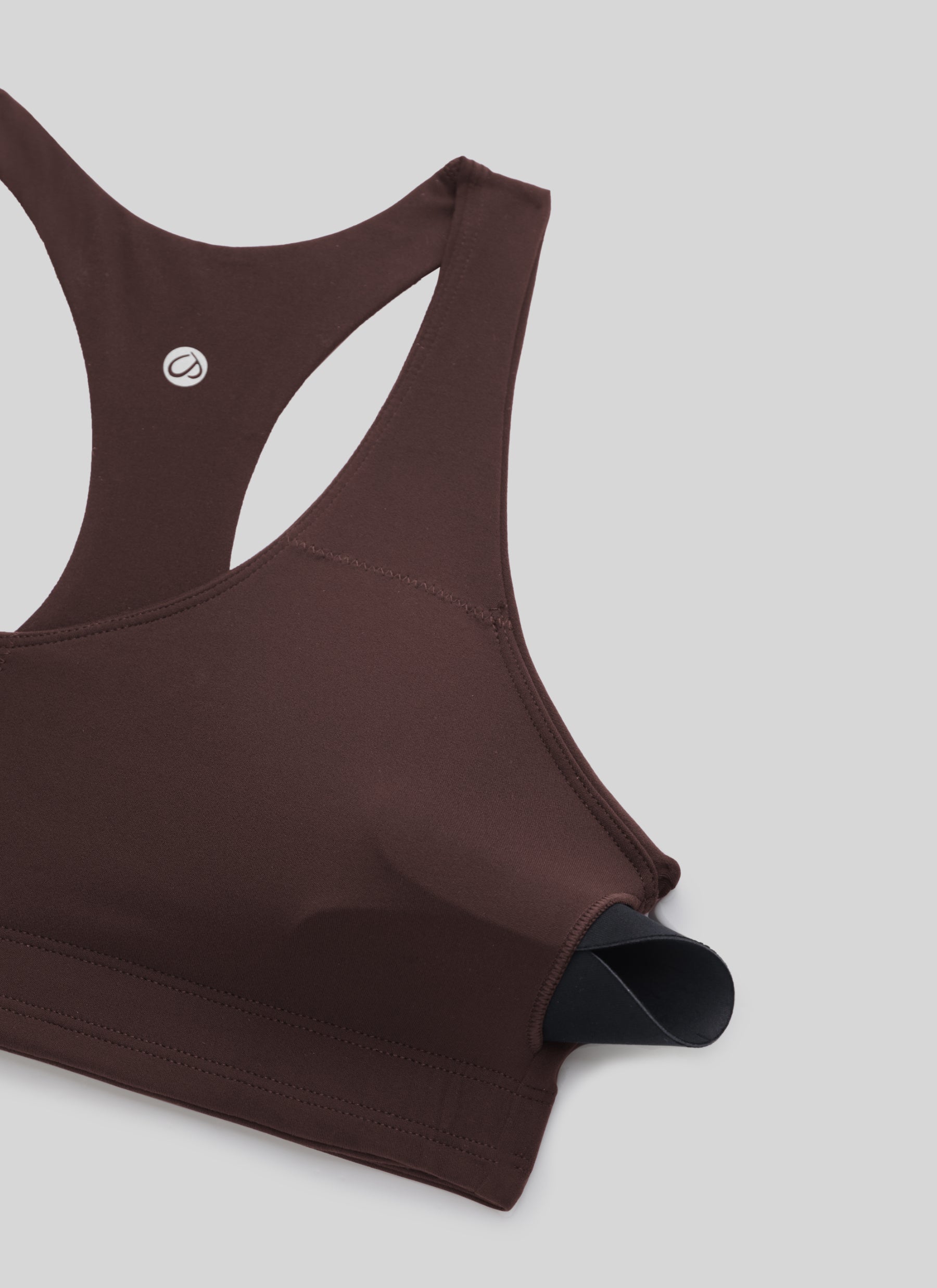CRZ YOGA moteriška Butterluxe joga V formos iškirpte Racerback sportinė liemenėlė su įsiūtu kaušeliu, „Hot Fudge Brown“