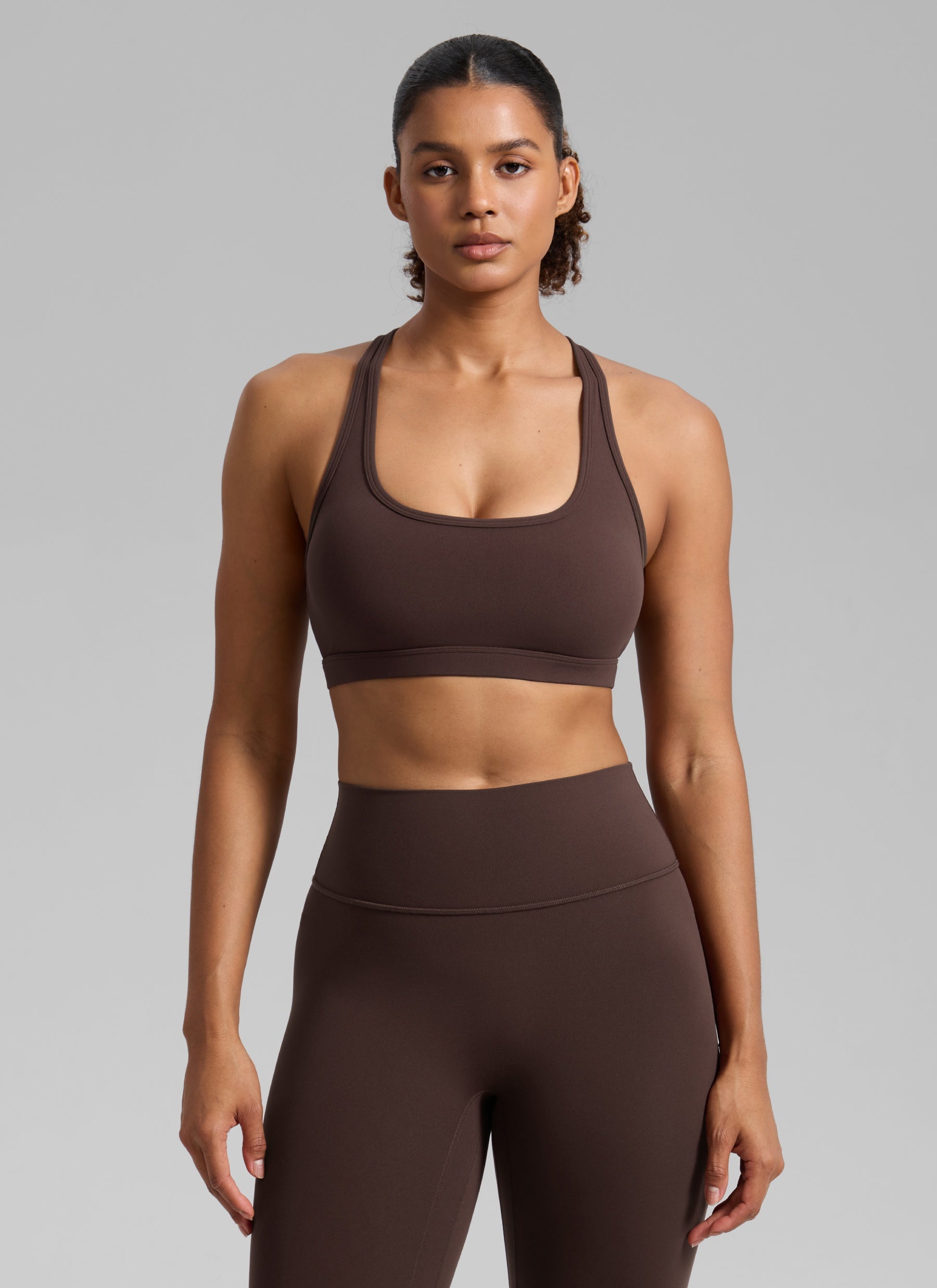 Sujetador deportivo de yoga CRZ YOGA Butterlift para mujer con cuello en U, espalda deportiva, abertura y color marrón chocolate