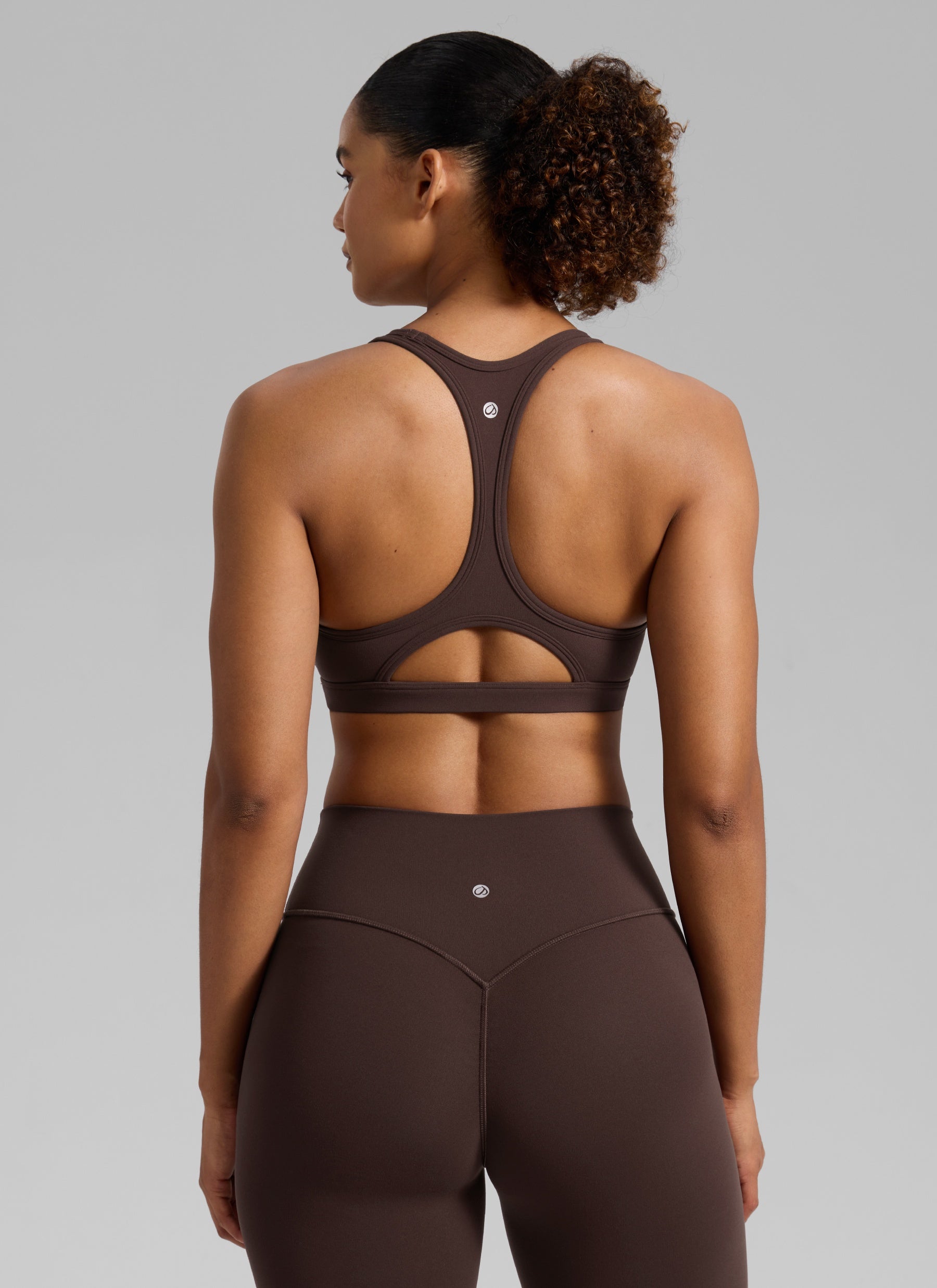 Sujetador deportivo de yoga CRZ YOGA Butterlift para mujer con cuello en U, espalda deportiva, abertura y color marrón chocolate
