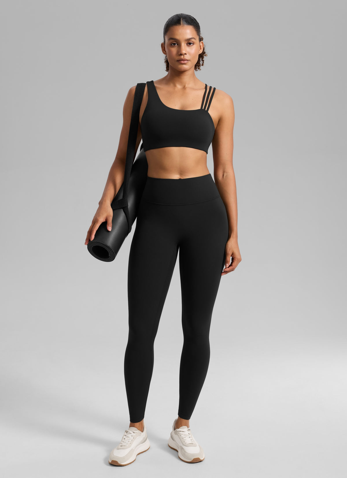 Sujetador deportivo de yoga Butterlift® para mujer con tirantes asimétricos, sujeción media, negro @model_info:Barbara