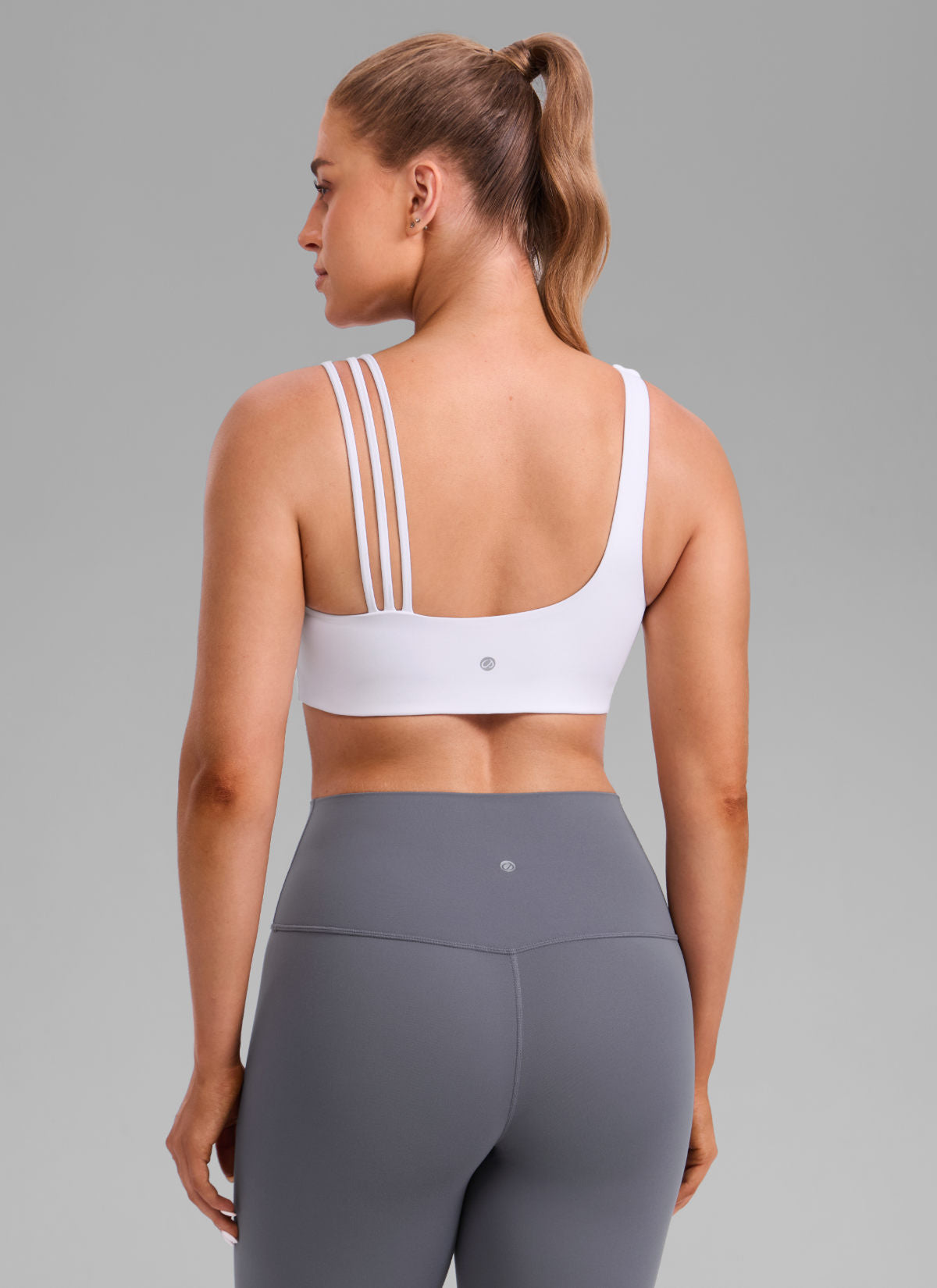 Sujetador deportivo de yoga Butterlift® para mujer, con tirantes asimétricos, sujeción media, blanco @model_info:Julia