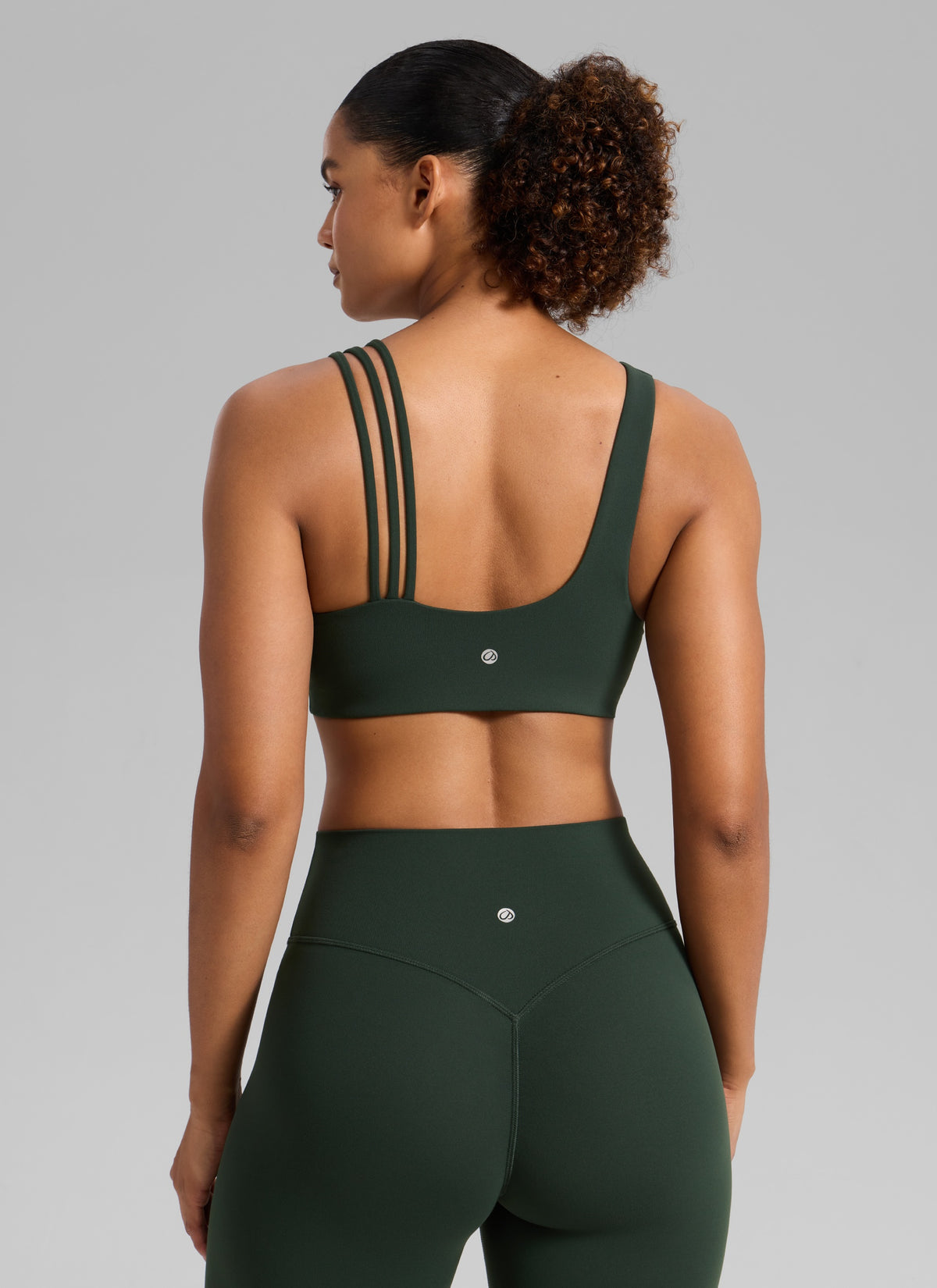 Naisten Butterlift® Yoga Asymmetric Straps -urheiluliivit, keskivahva tuki, Legend Green @model_info:Barbara