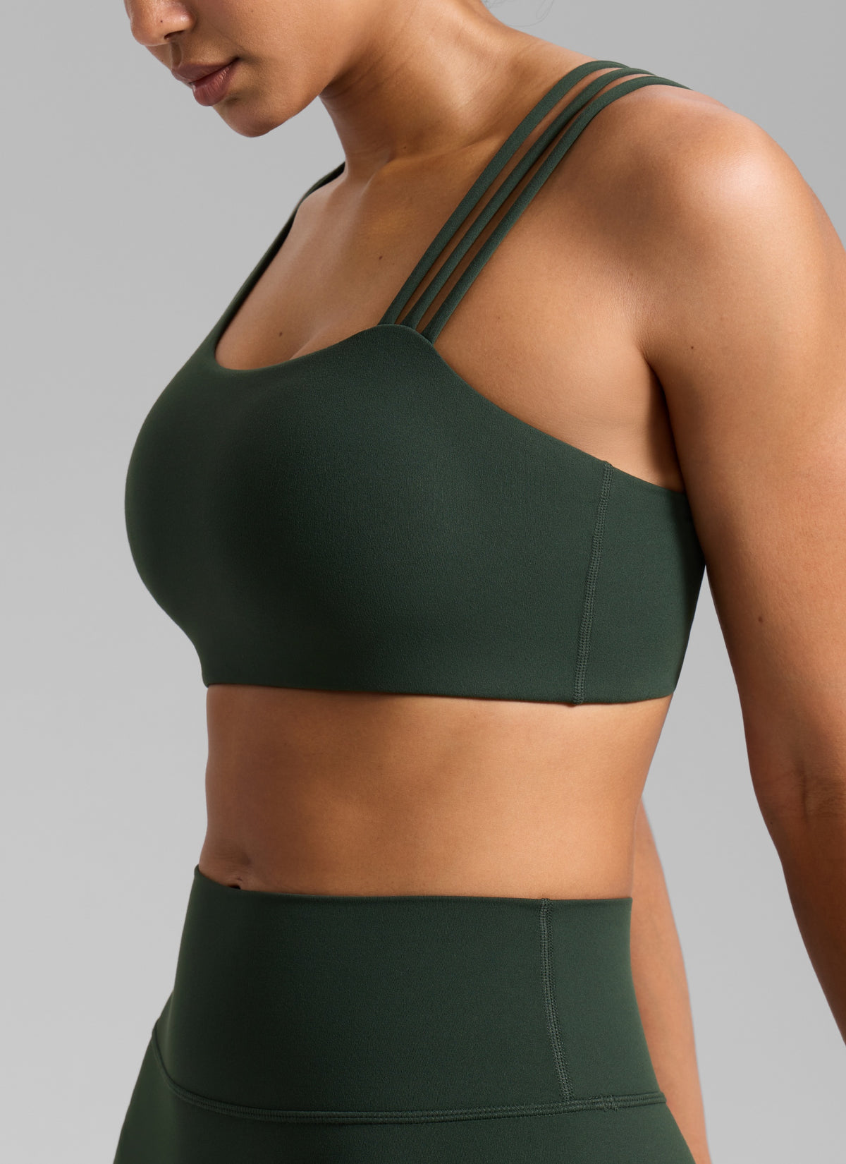 Naisten Butterlift® Yoga Asymmetric Straps -urheiluliivit, keskivahva tuki, Legend Green @model_info:Barbara