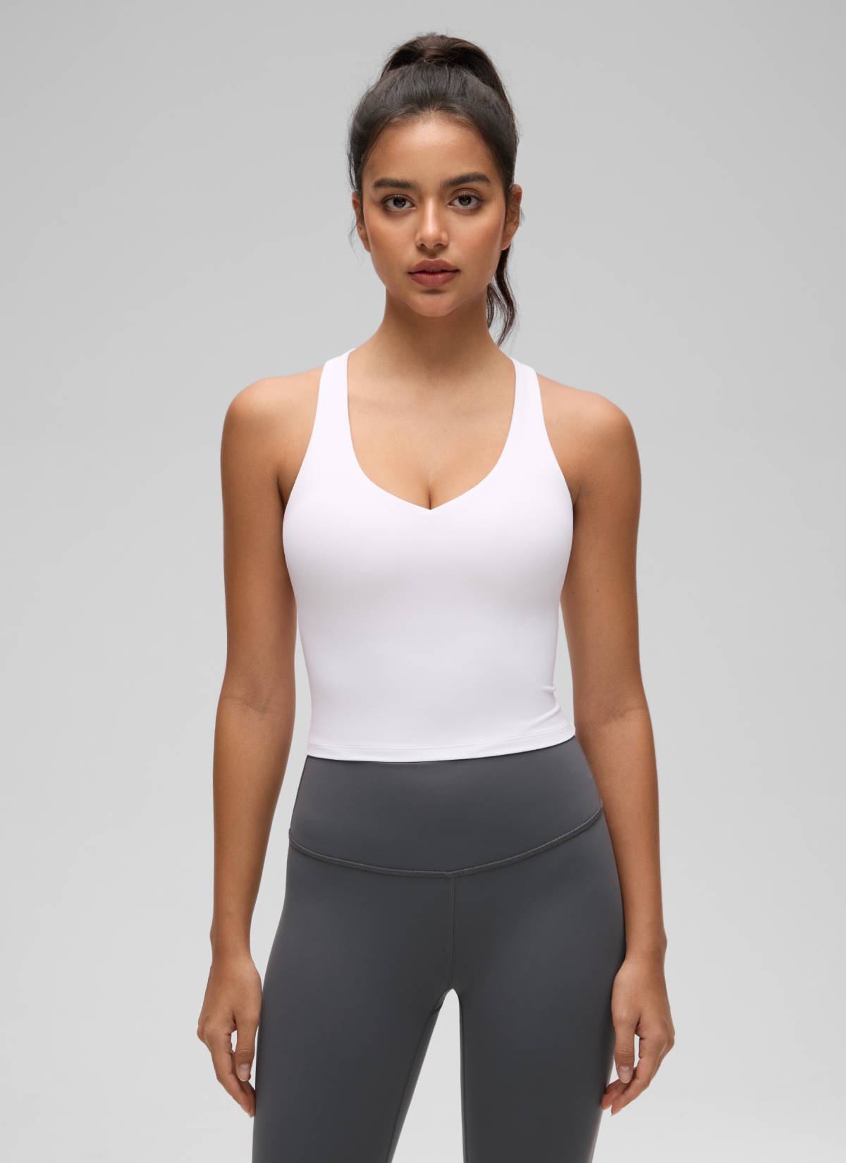 CRZ YOGA Damen- Butterluxe -Yoga-Tanktop mit V-Ausschnitt, Racerback und integriertem BH, weiß