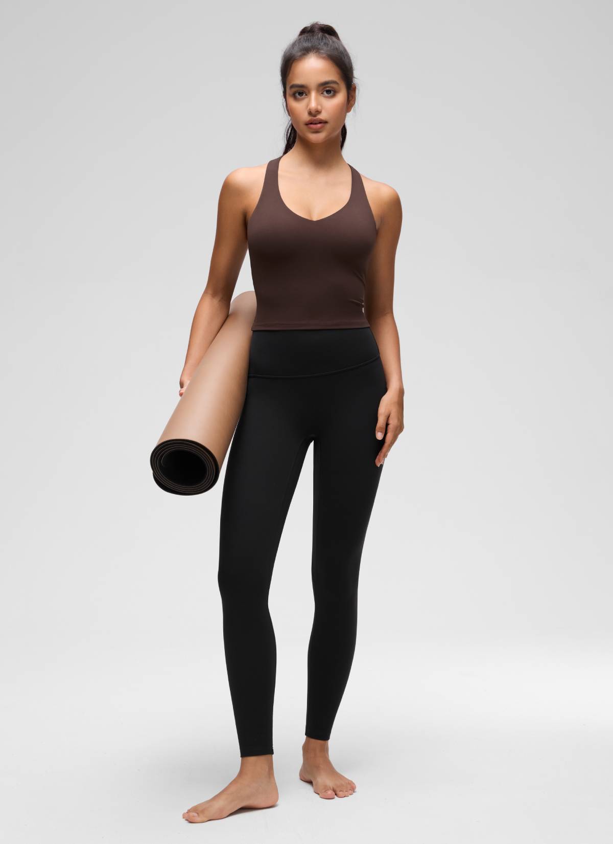 CRZ YOGA Damen- Butterluxe -Yoga-Tanktop mit V-Ausschnitt, Racerback und integriertem BH, Farbe: Hot Fudge Brown